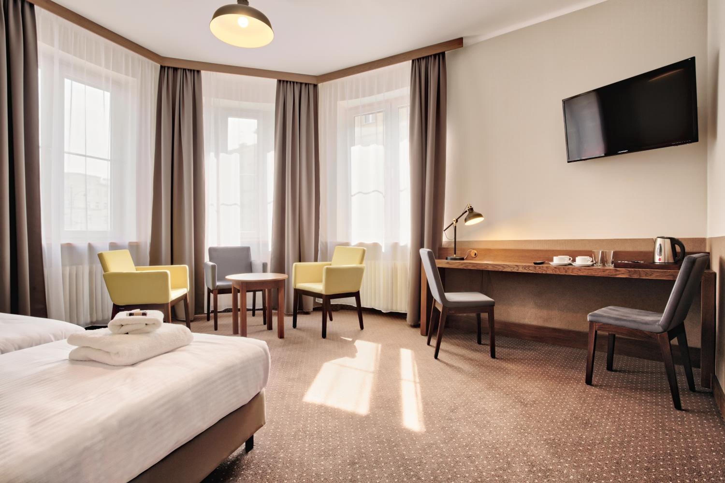 Classic Triple Room with City View - Photo 8
