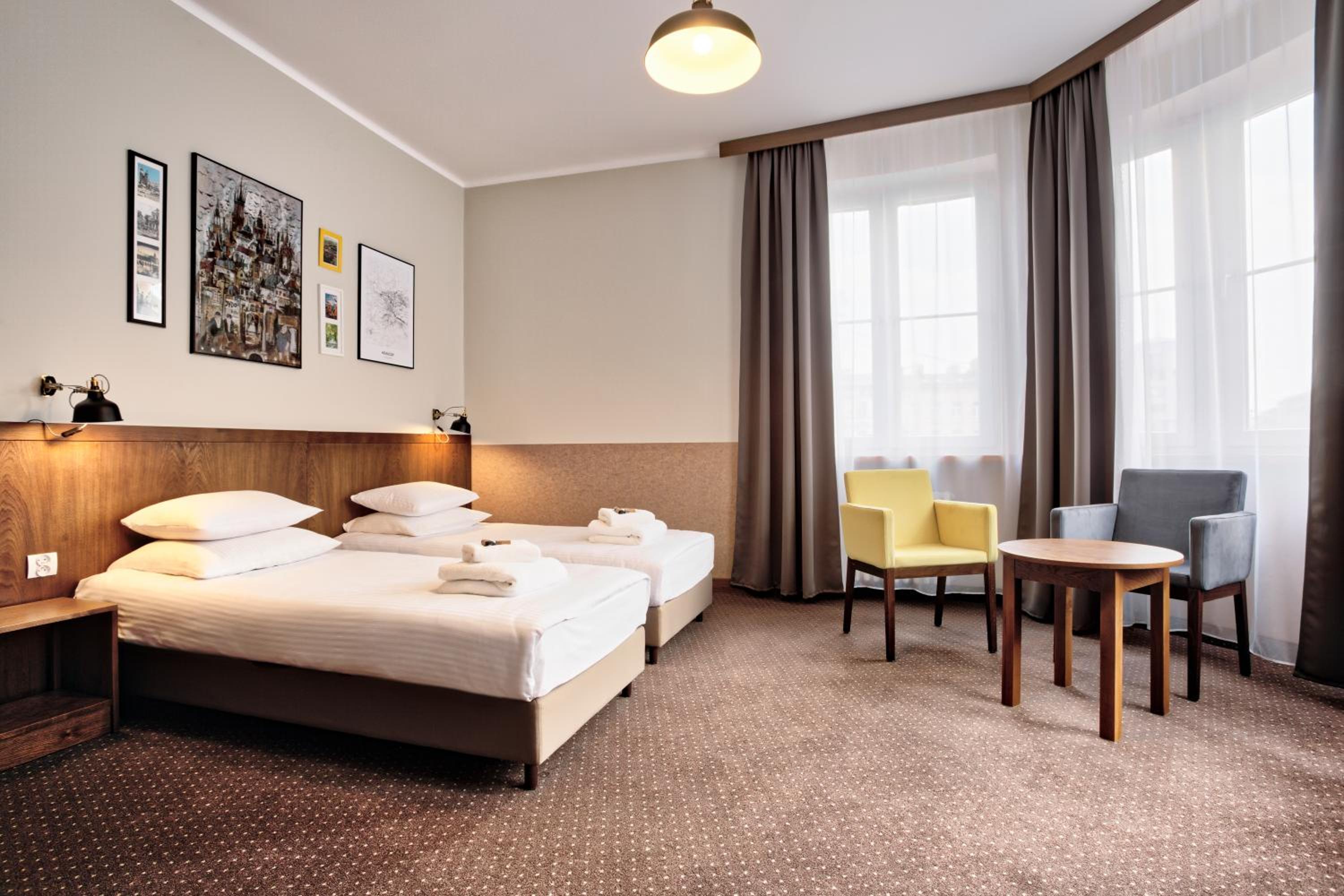 Classic Triple Room with City View - Photo 3