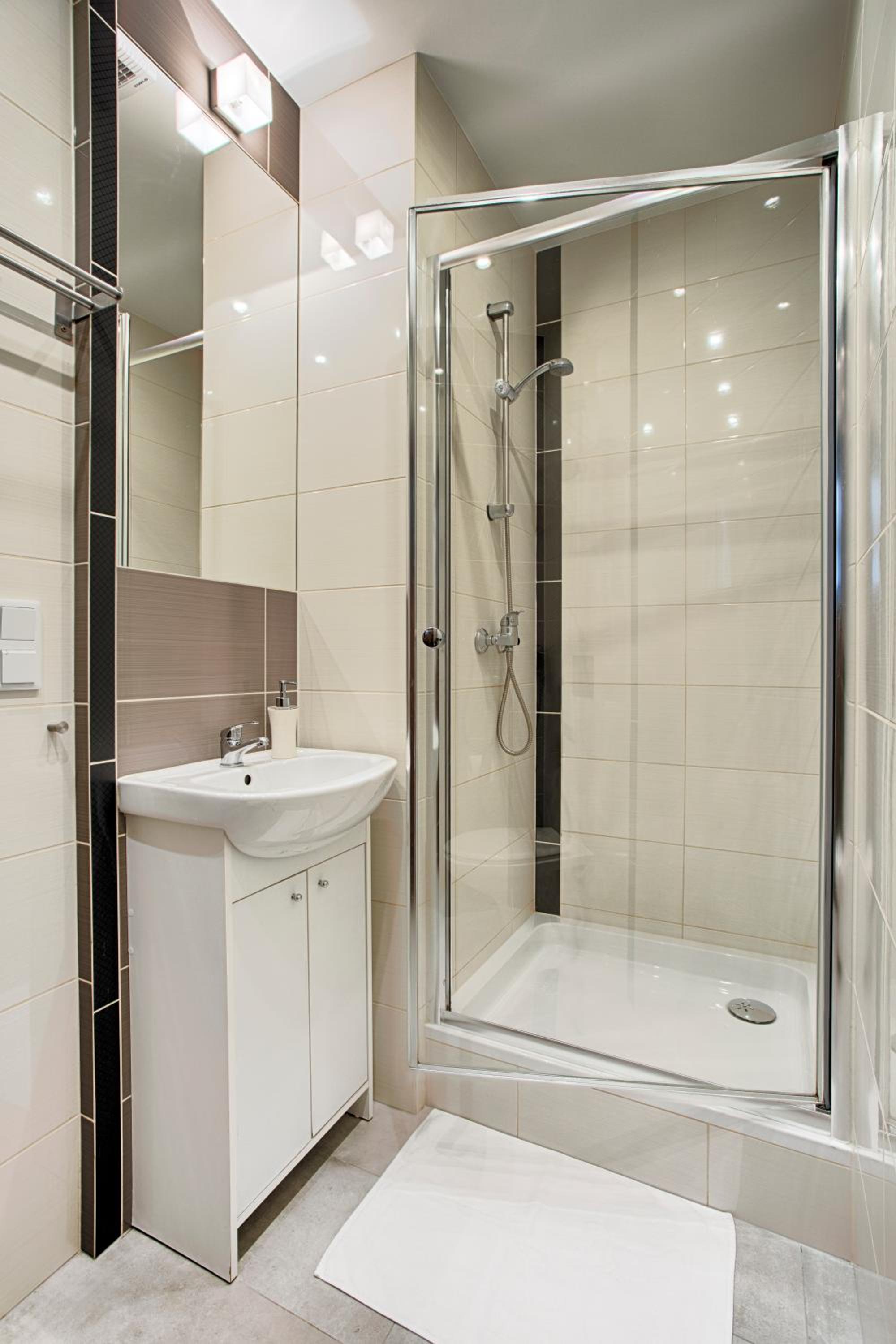 Classic Double or Twin Room with City View - Photo 8