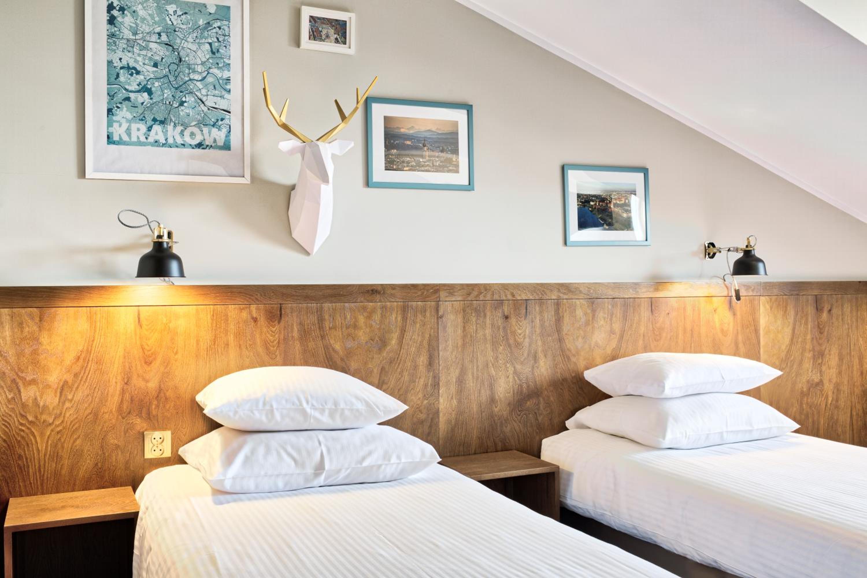 Classic Triple Room with City View - Photo 5