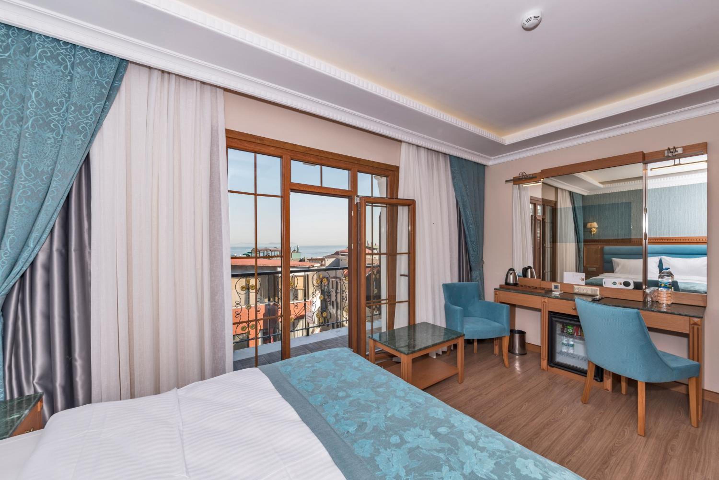 Deluxe Double Room with Balcony and Sea View photo 2