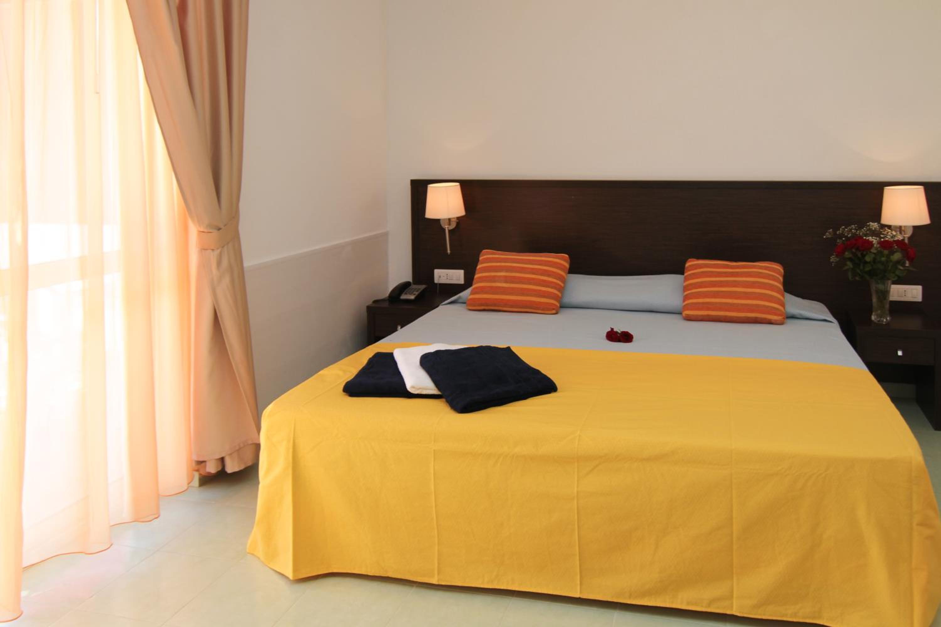 Standard Double or Twin Room - Photo 13