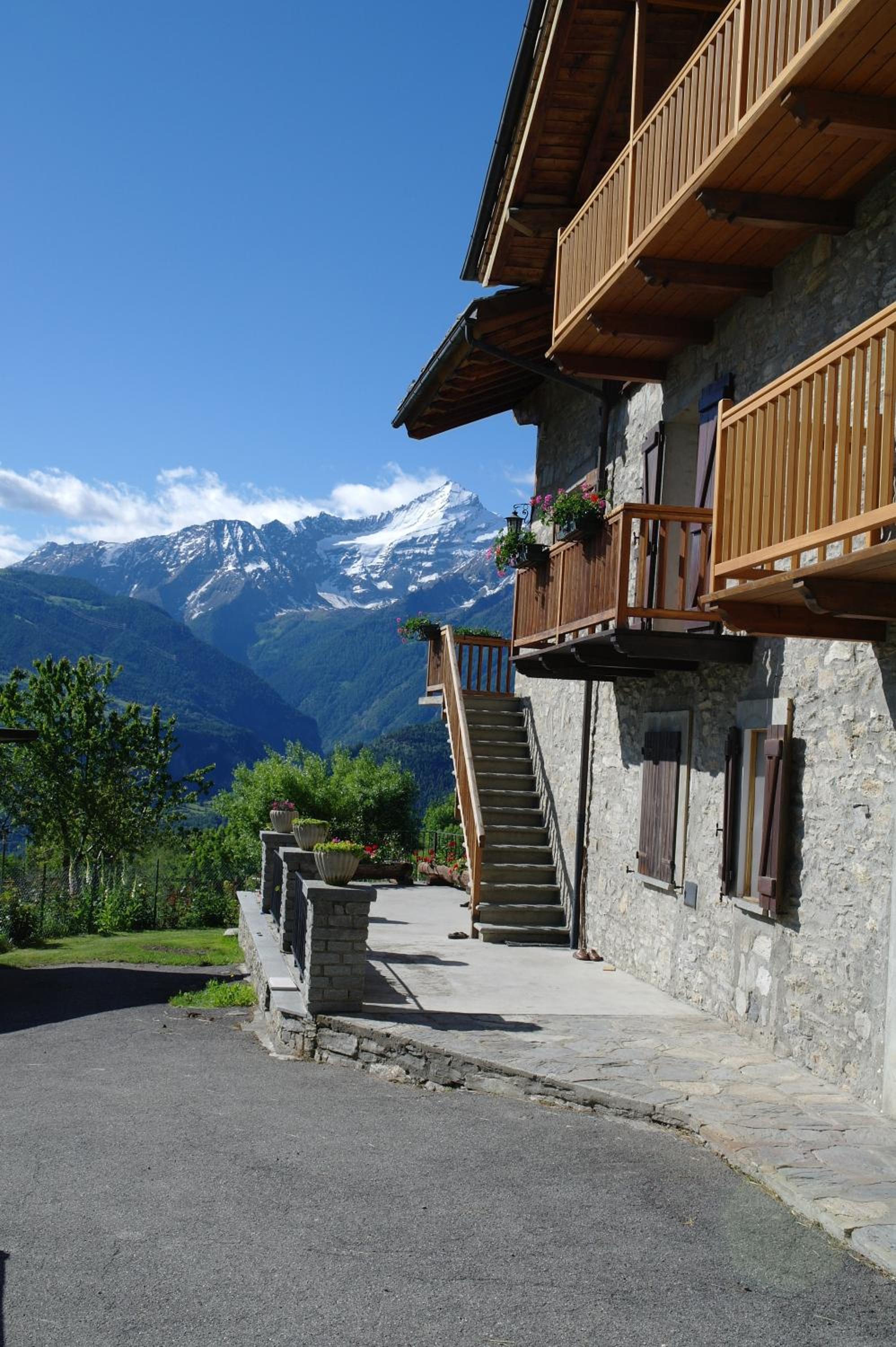 One-Bedroom Apartment with Balcony and Mountain View   - Photo 9
