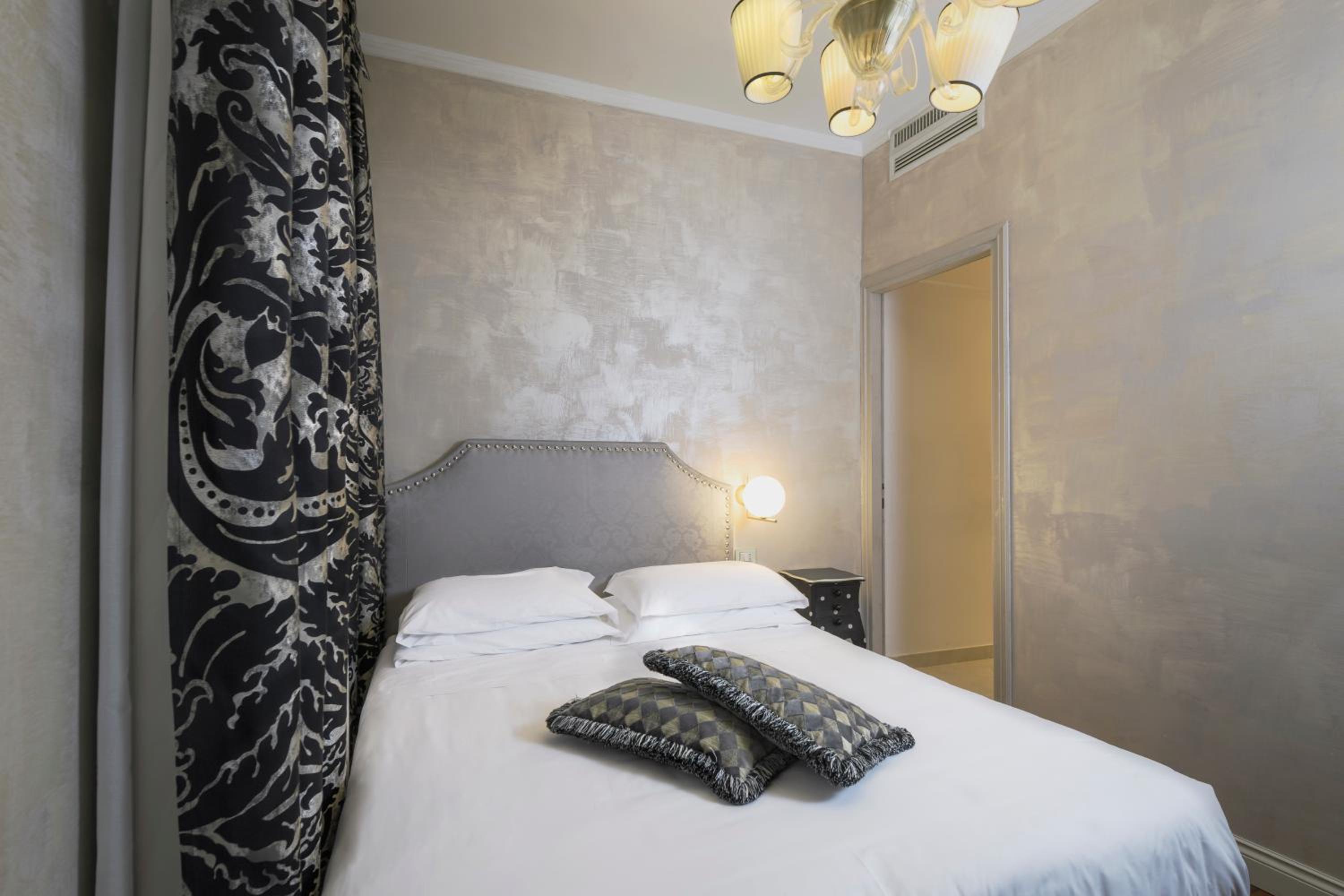 Small Double or Twin Room photo 3