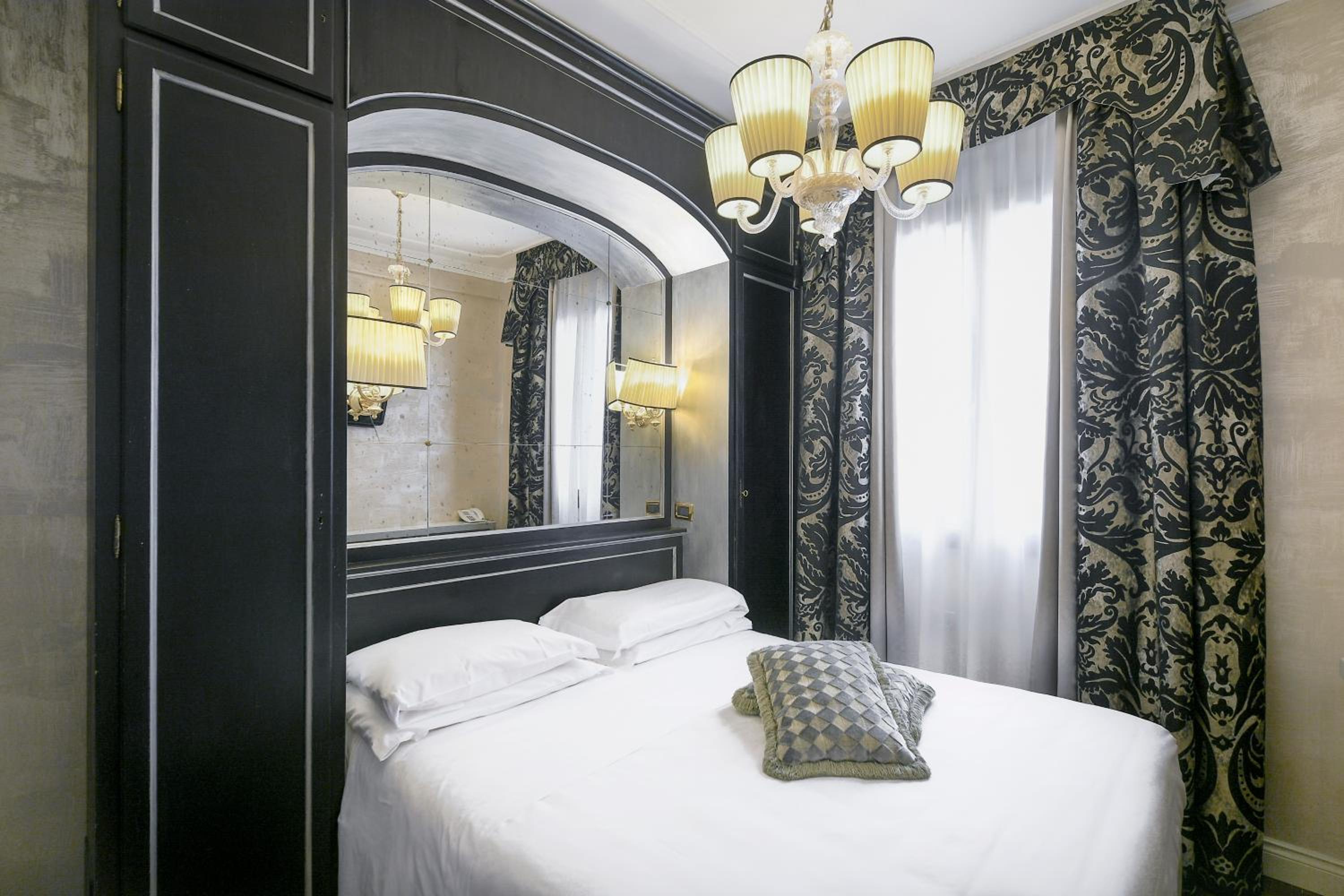 Small Double or Twin Room photo 1