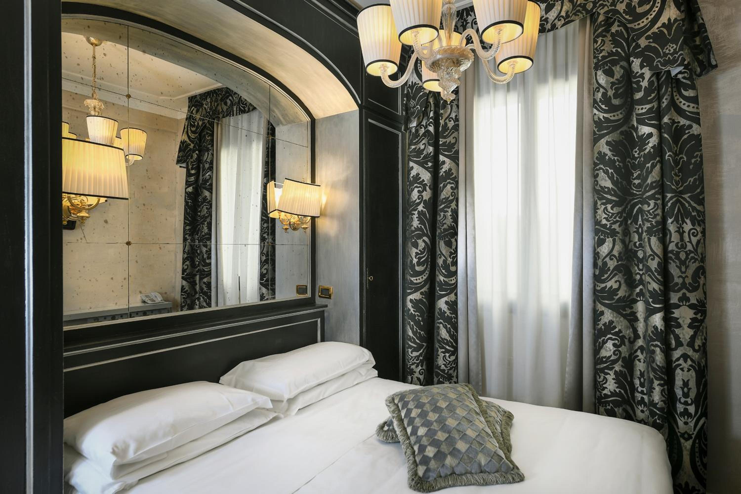 Small Double or Twin Room photo 2