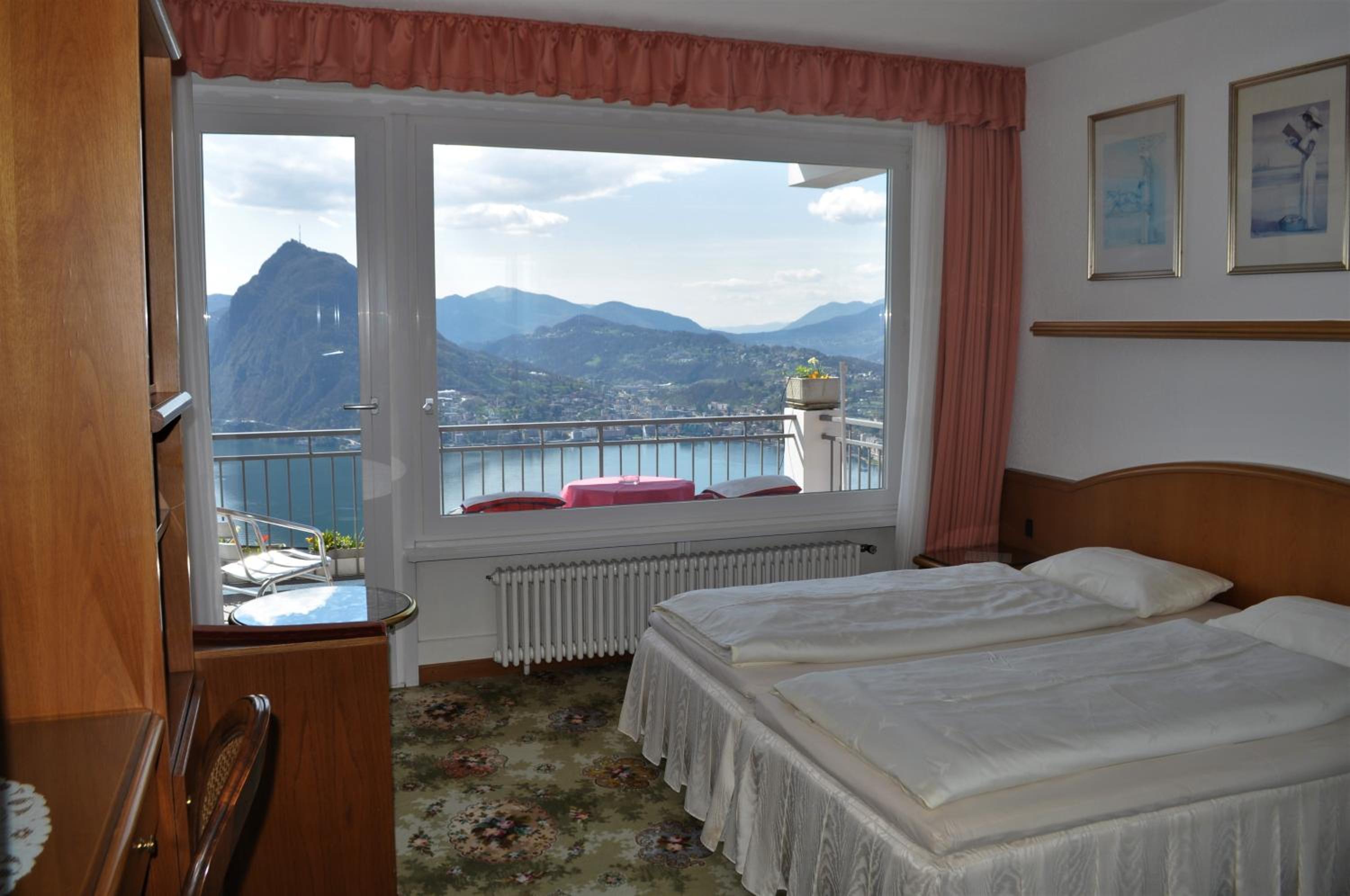 Double Room with Lake View and Balcony - Photo 3