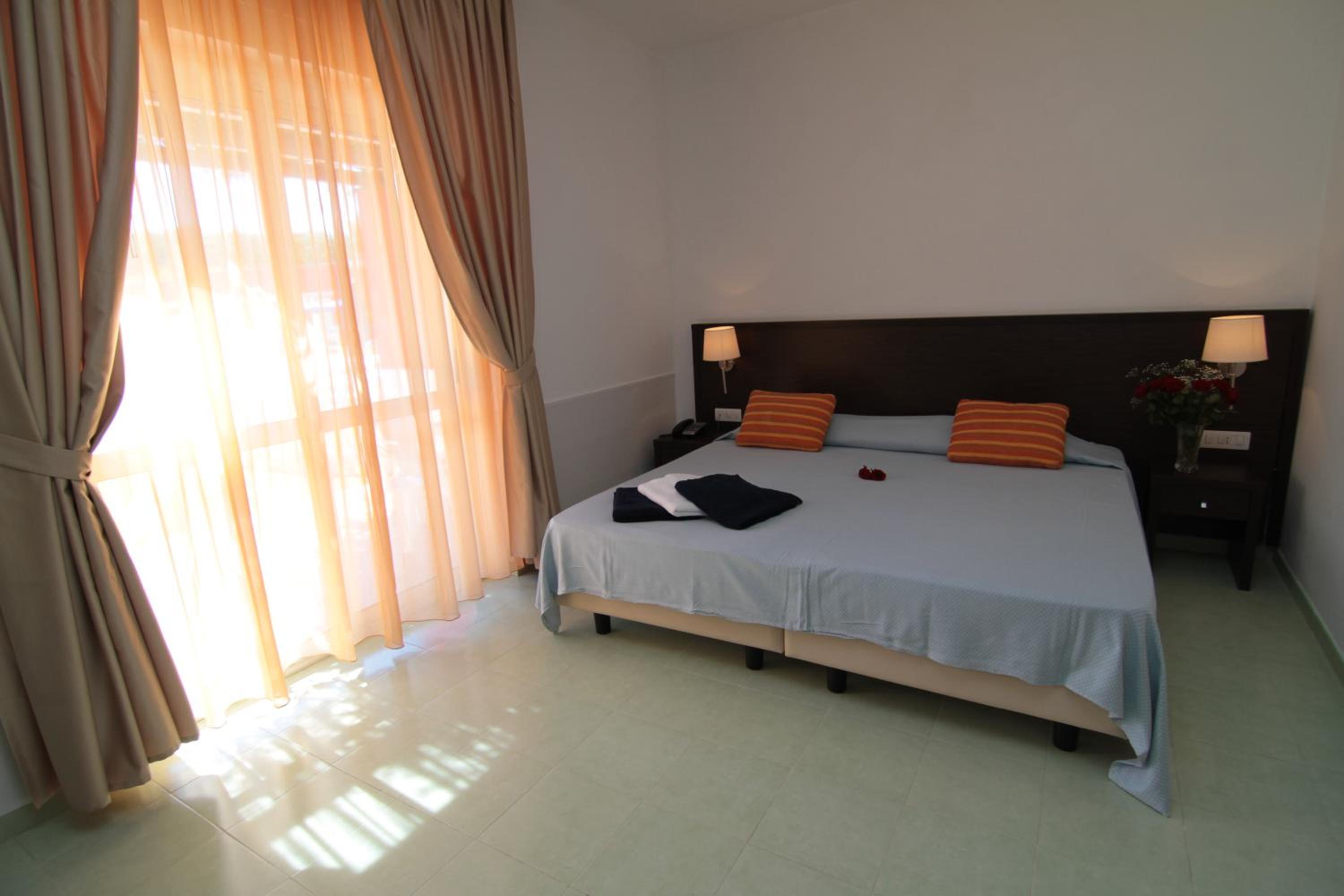 Standard Double or Twin Room - Photo 11