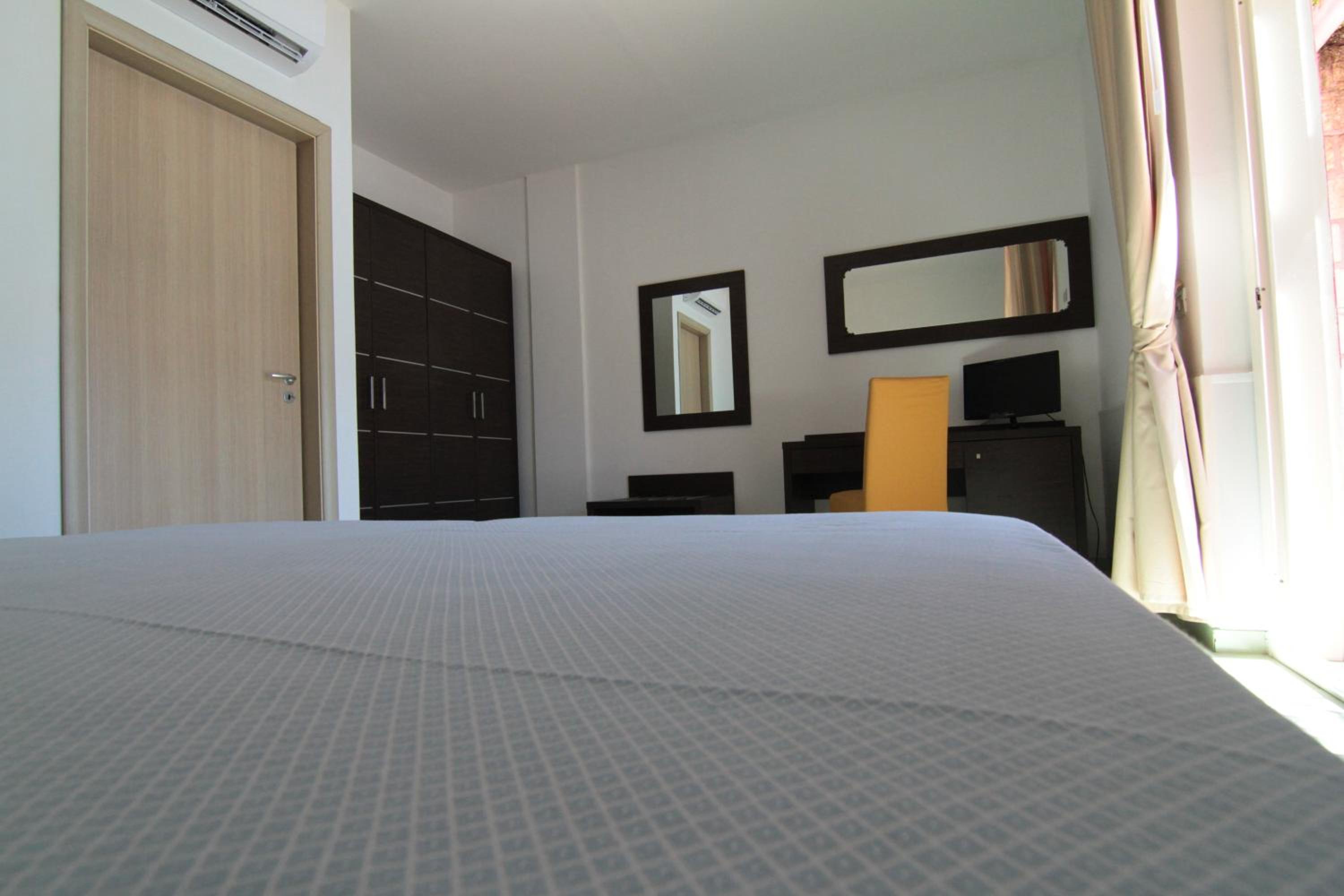 Standard Double or Twin Room - Photo 17