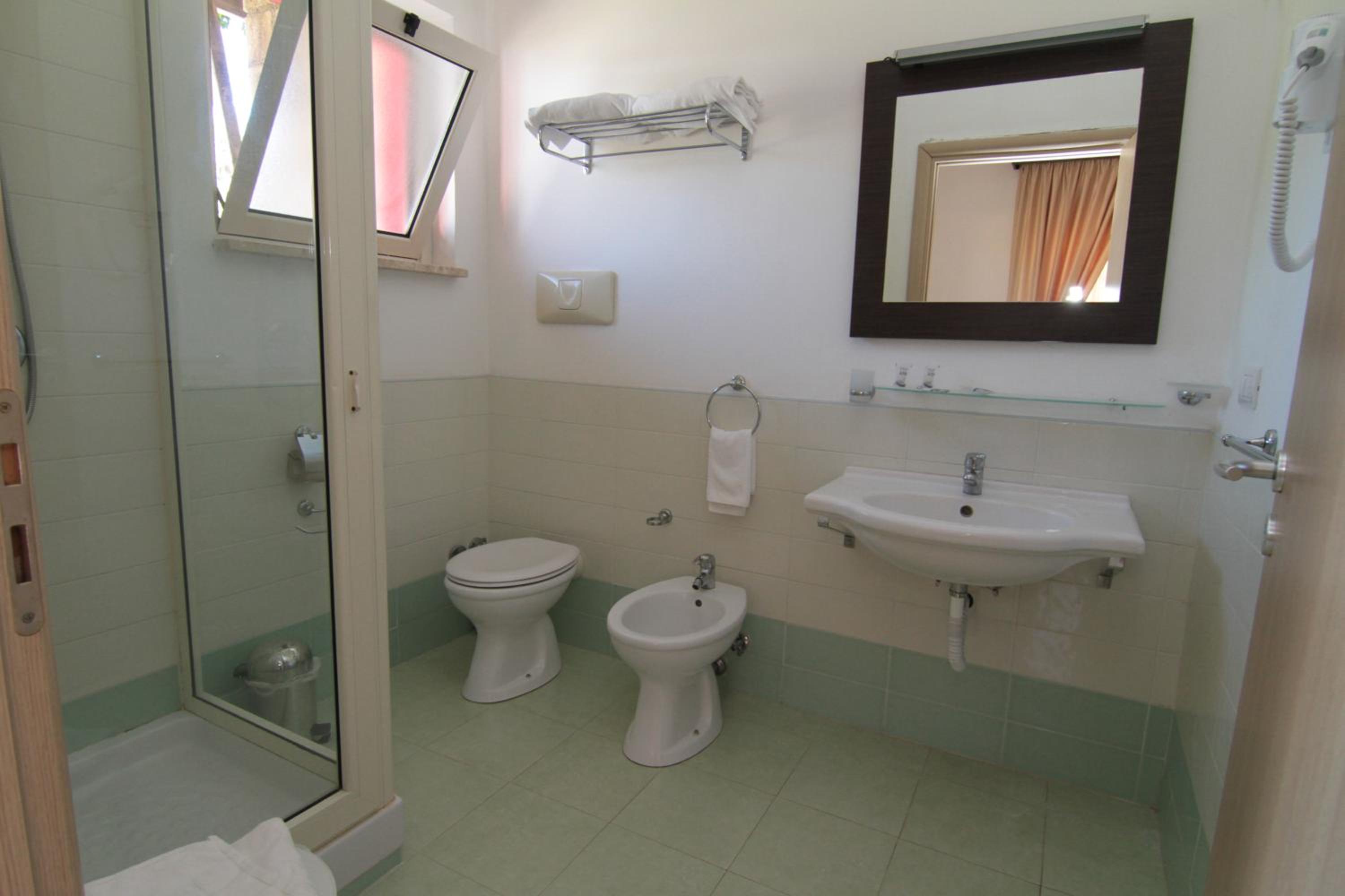Standard Double or Twin Room - Photo 22