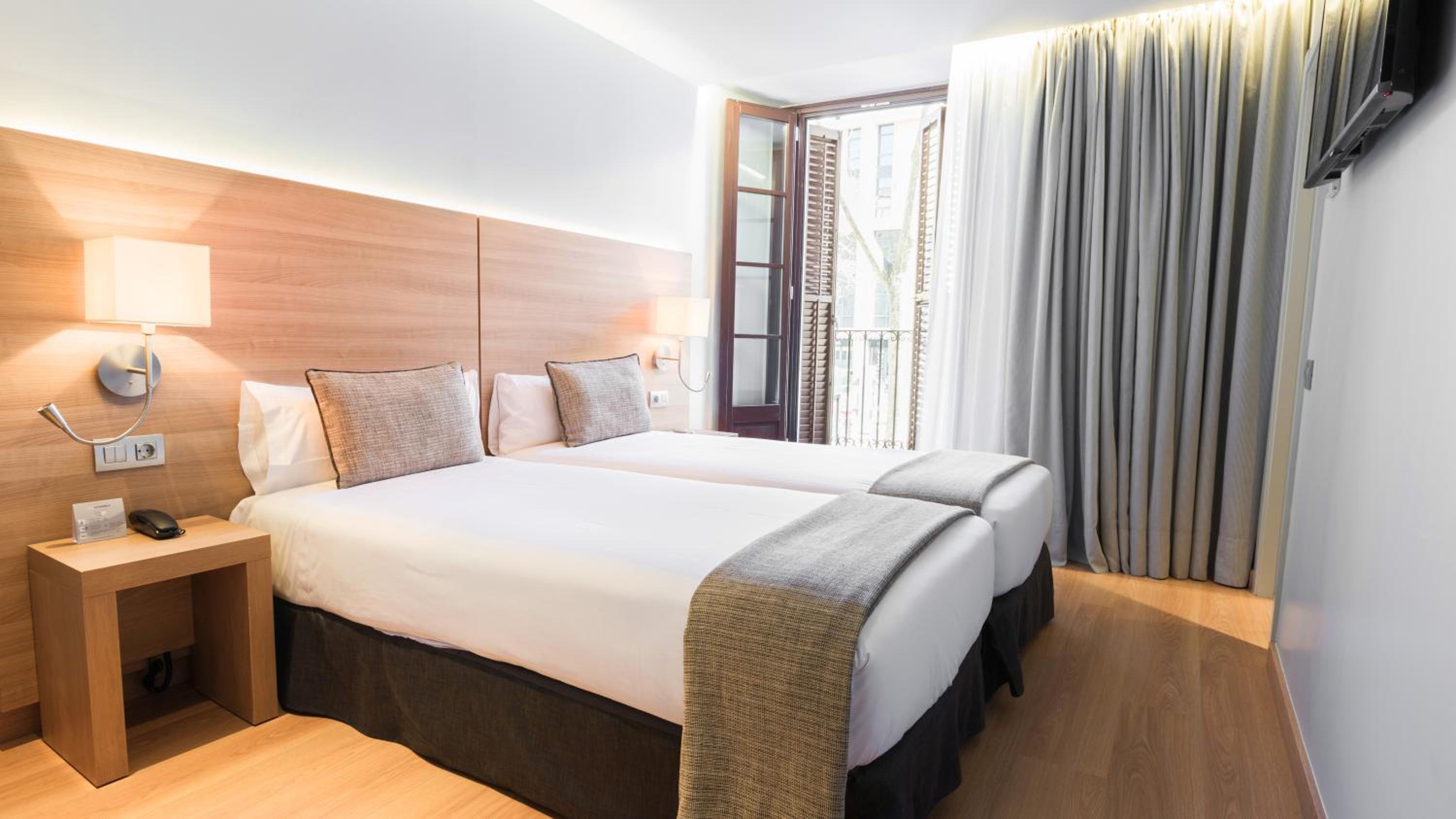 Twin Room with Ramblas view photo 2
