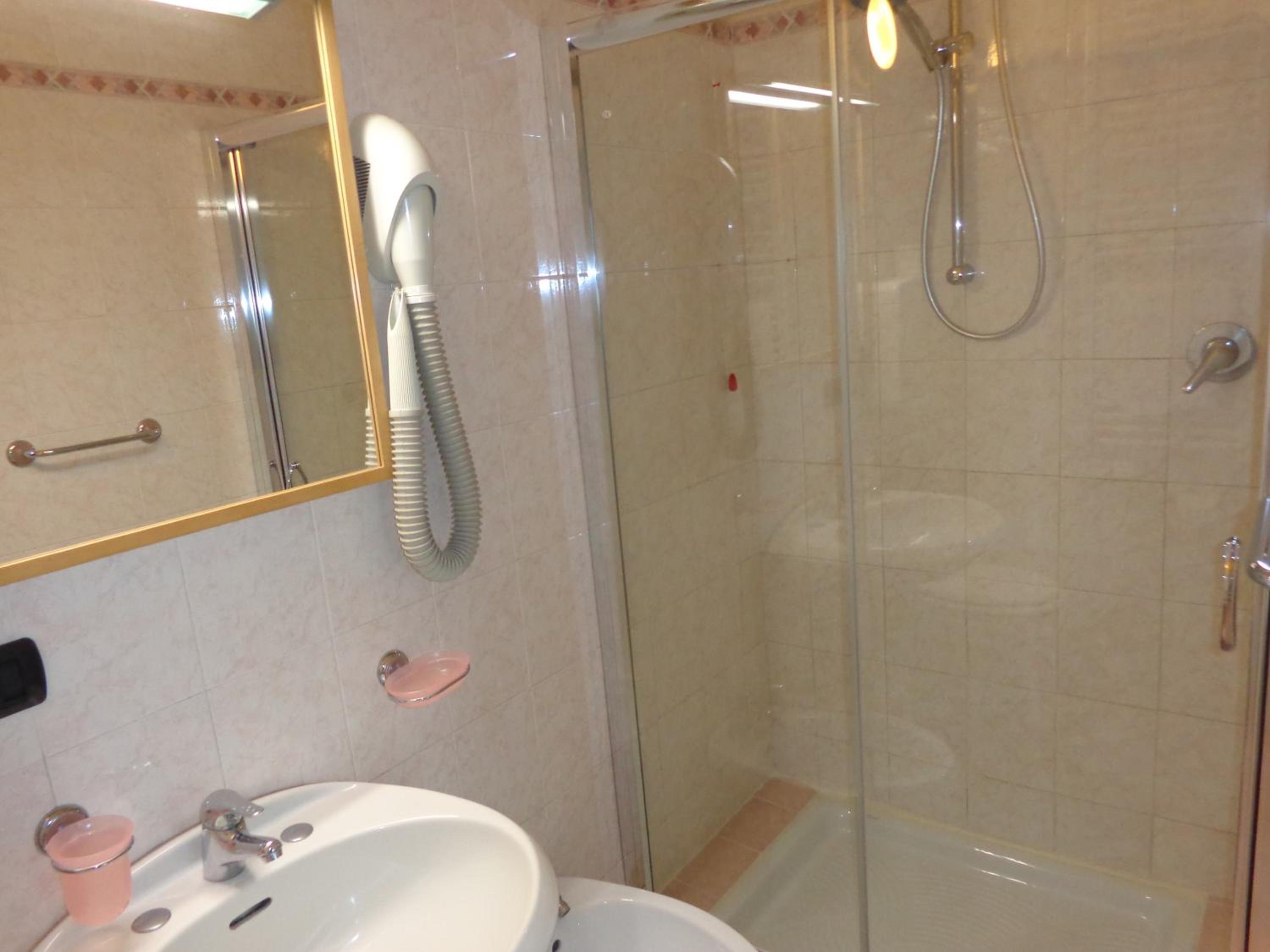 Twin Room with Balcony - Photo 6