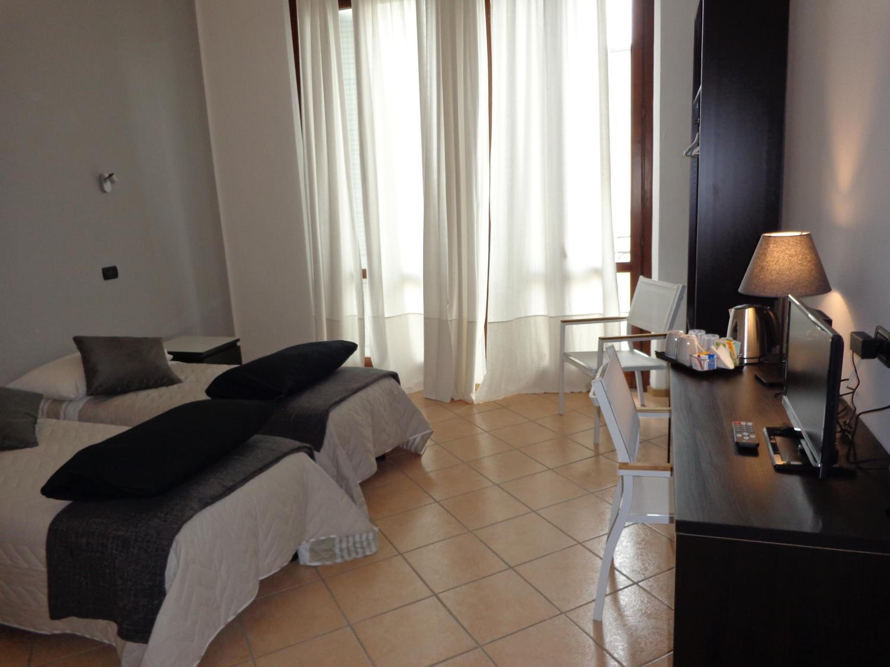 Twin Room with Balcony - Photo 7