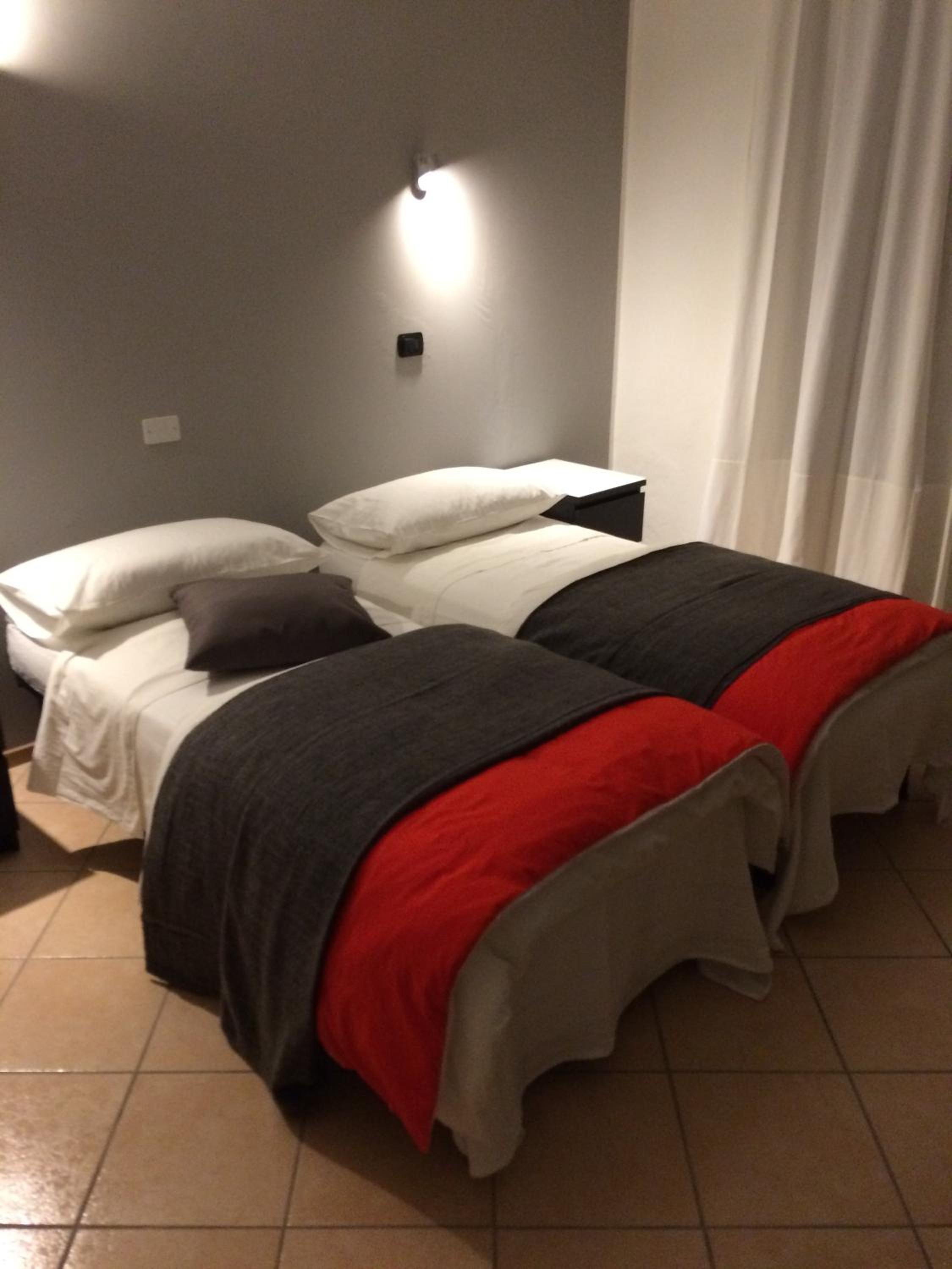 Twin Room with Balcony - Photo 8