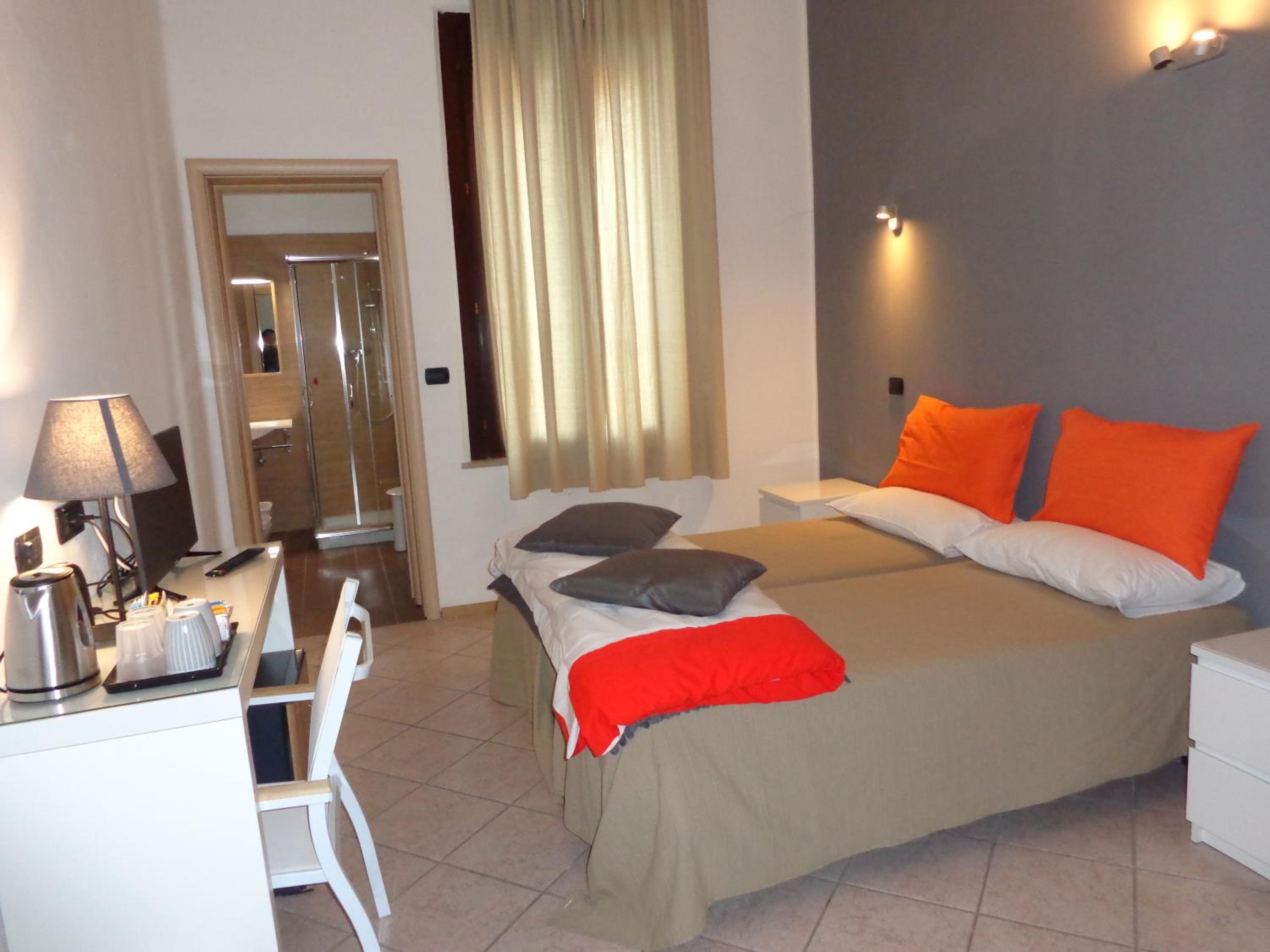 Twin Room - Photo 3