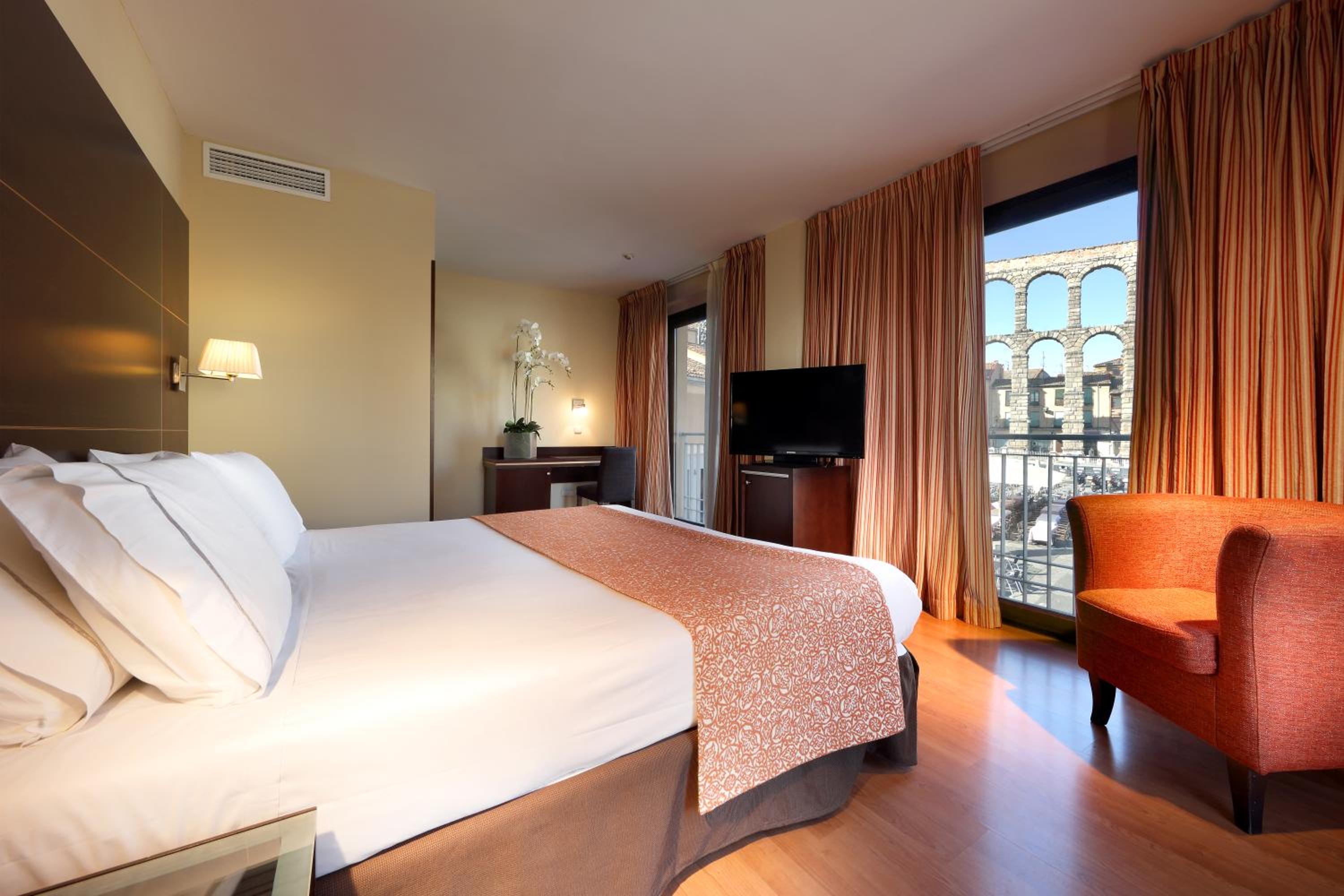 Double or Twin Room with City View - Photo 1