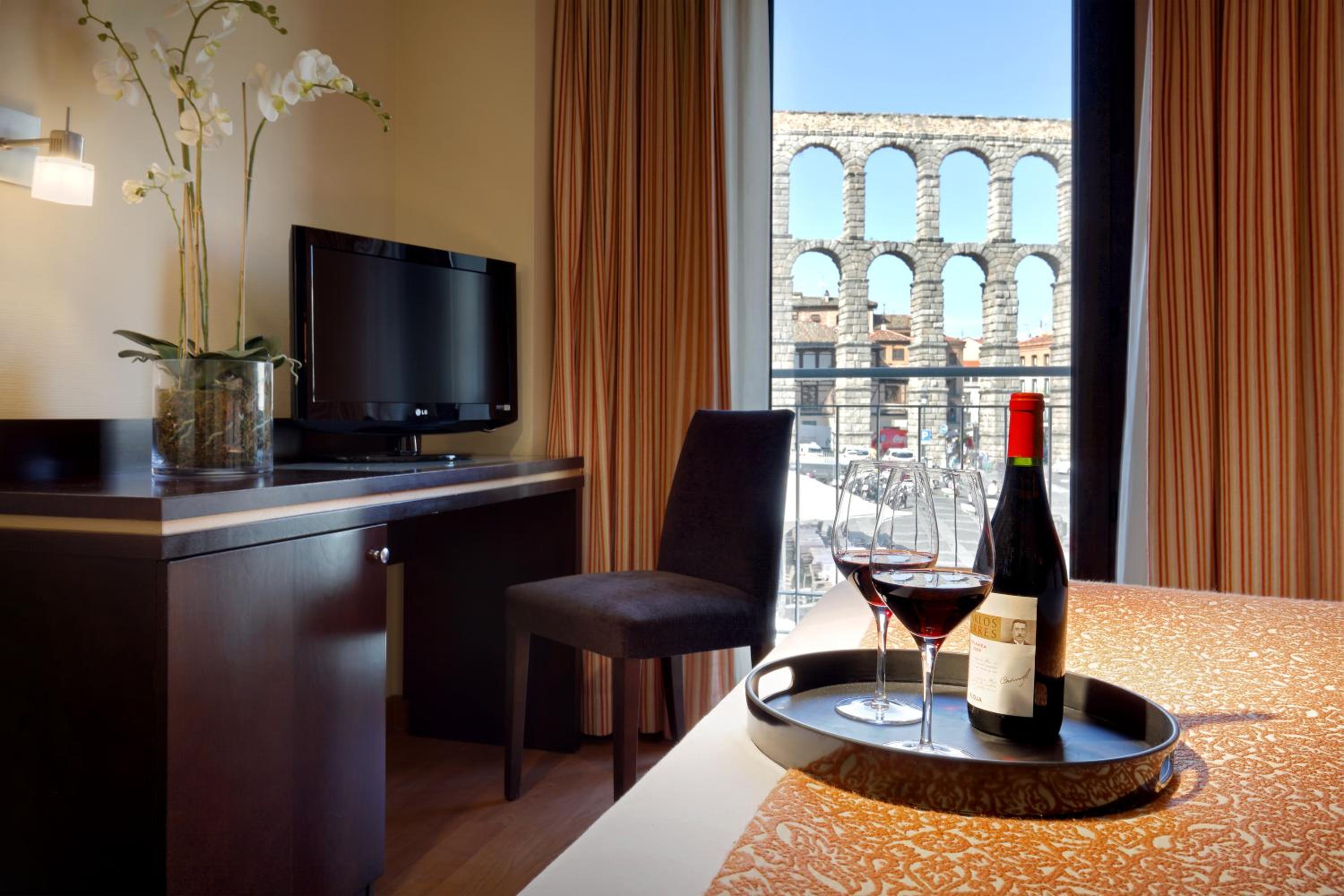 Double or Twin Room with City View - Photo 2