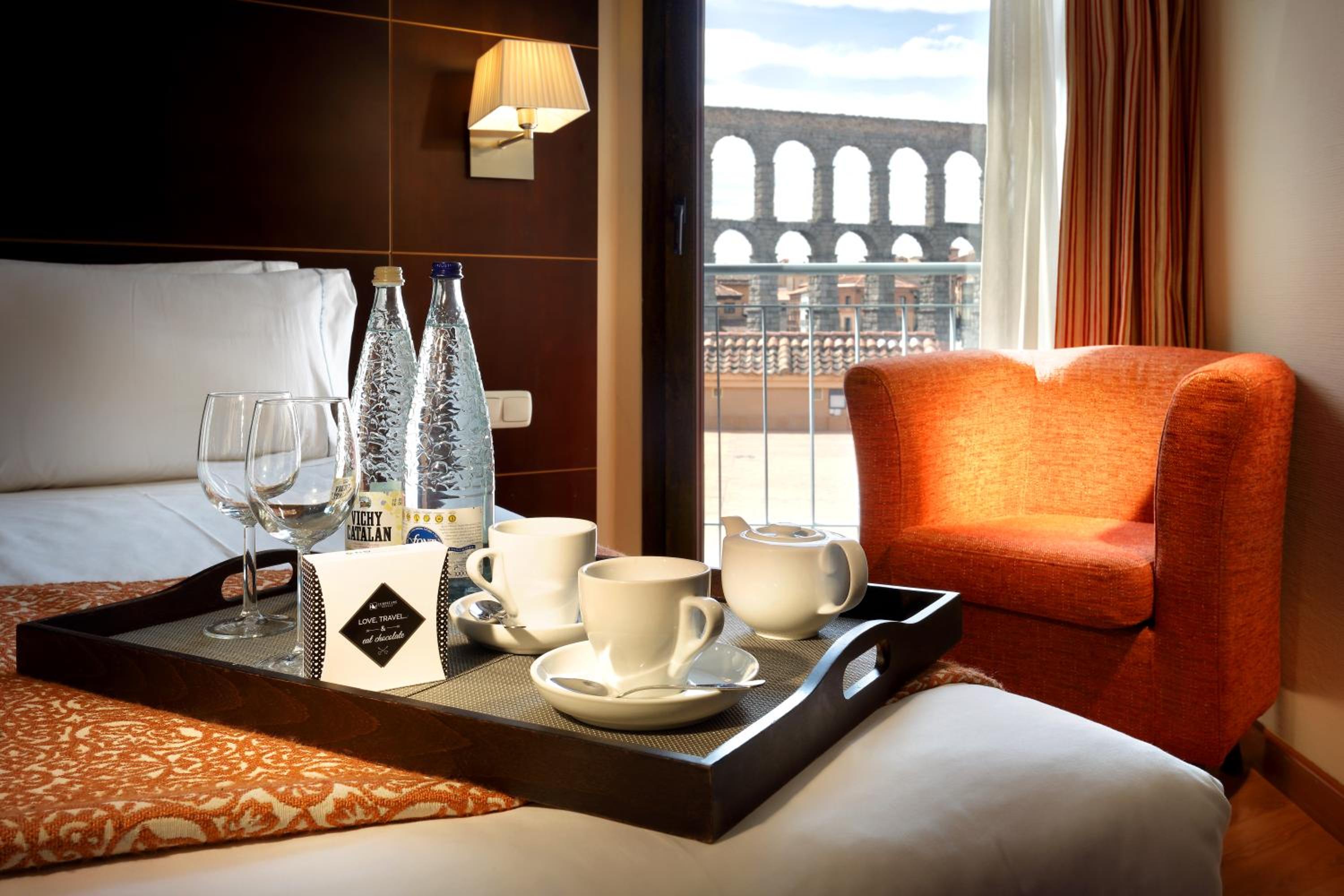 Double or Twin Room with City View - Photo 4