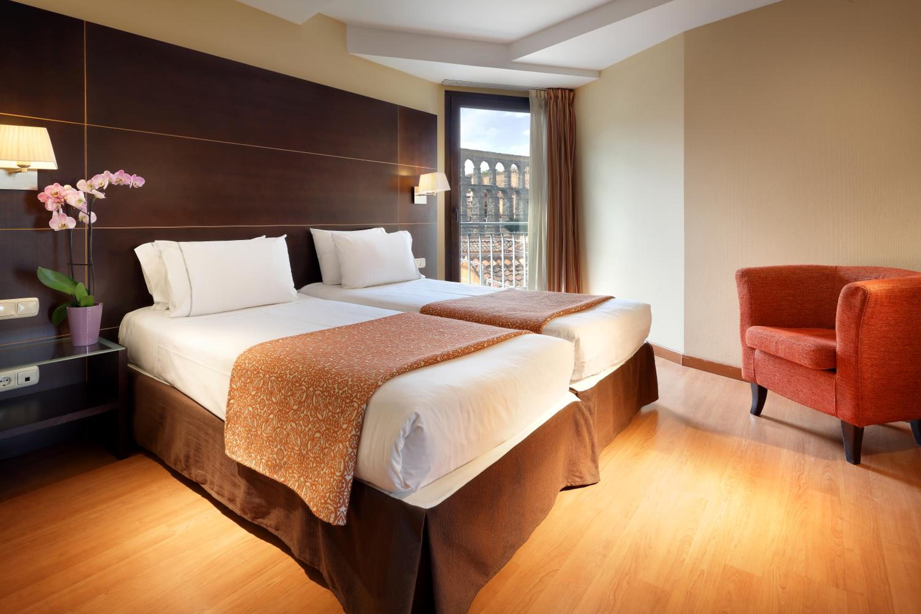Double or Twin Room with City View - Photo 3