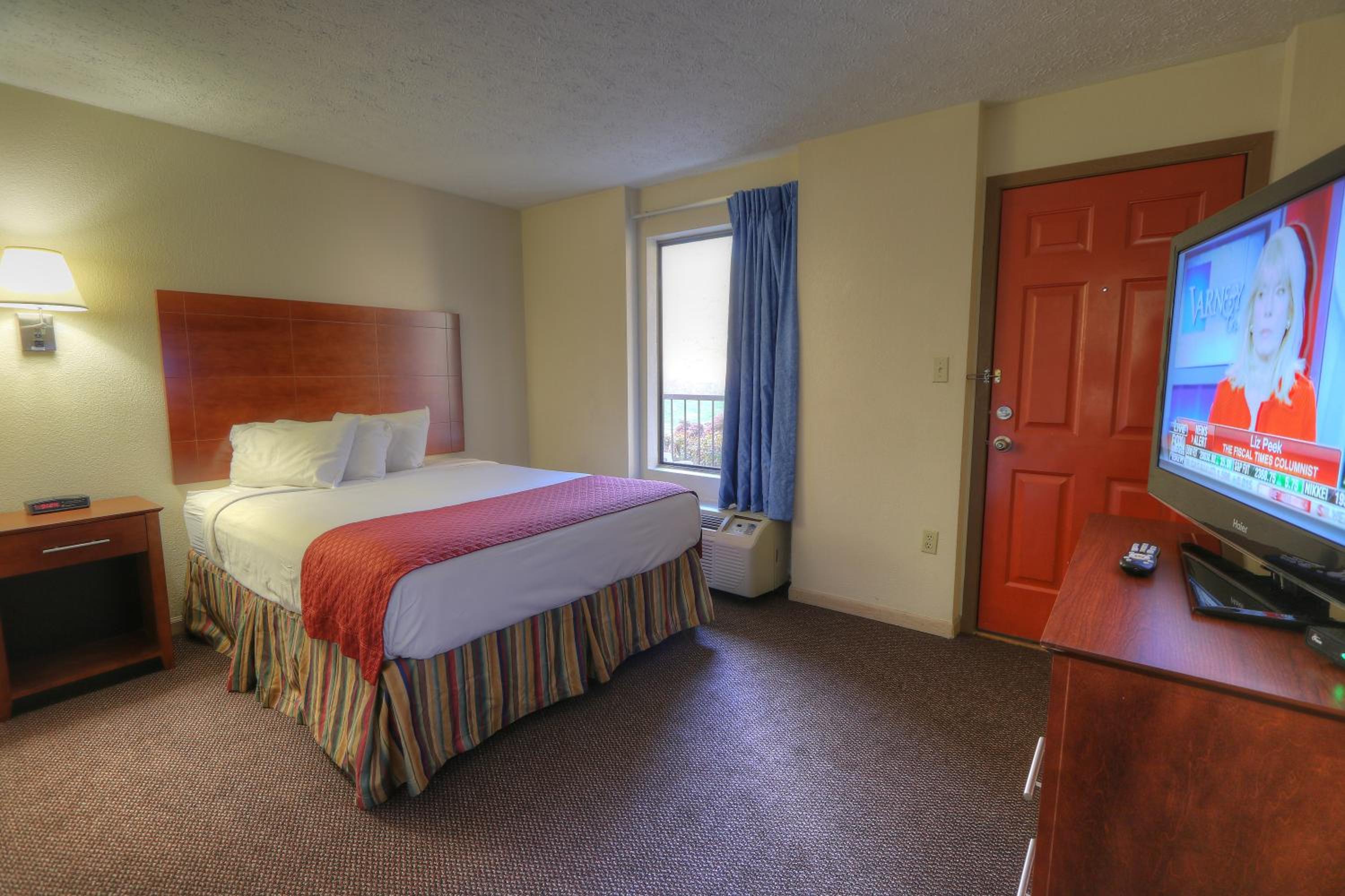 Suite with Three Queen Beds - Non-Smoking - Photo 2