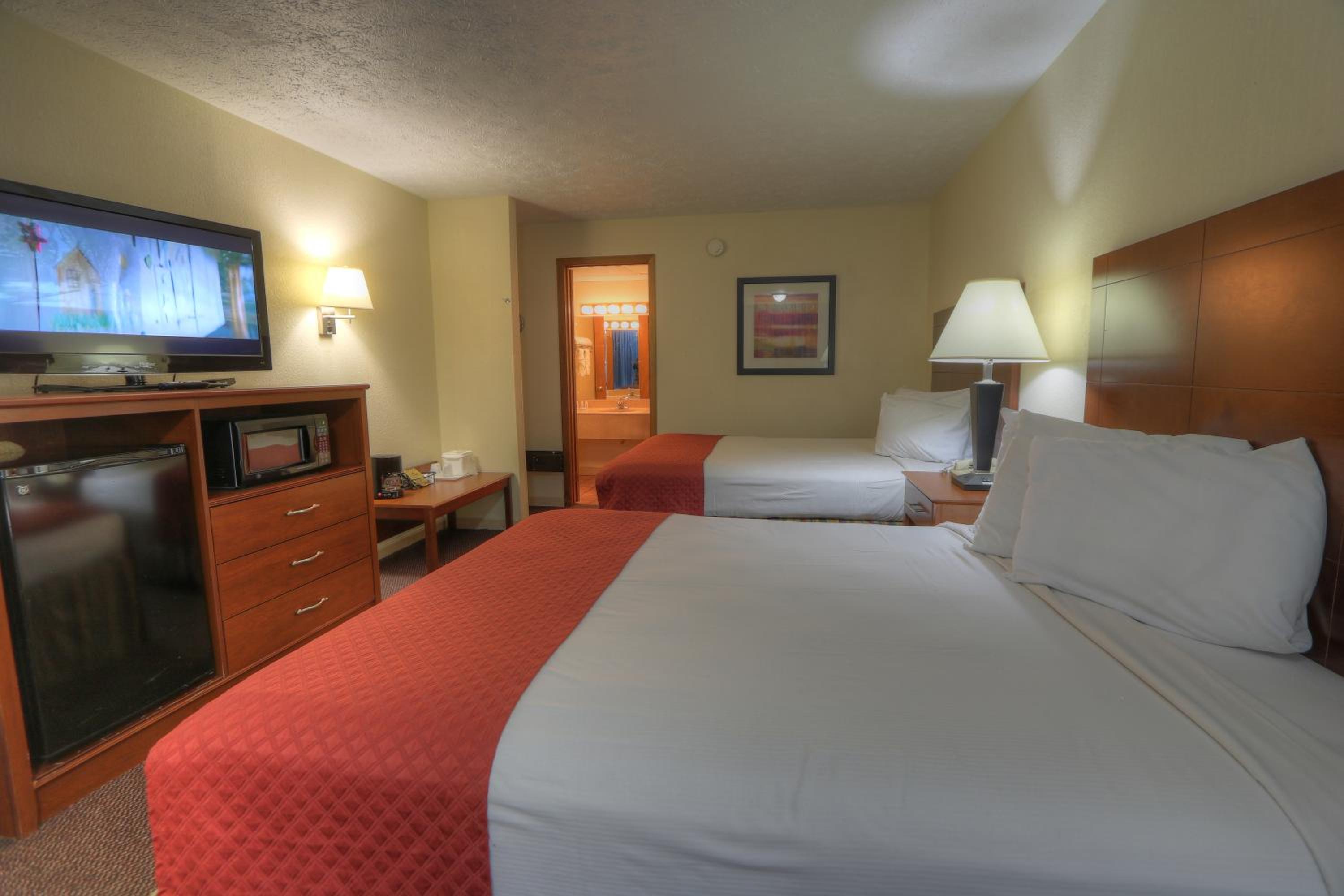 Queen Room with Two Queen Beds - Non-Smoking - Photo 2