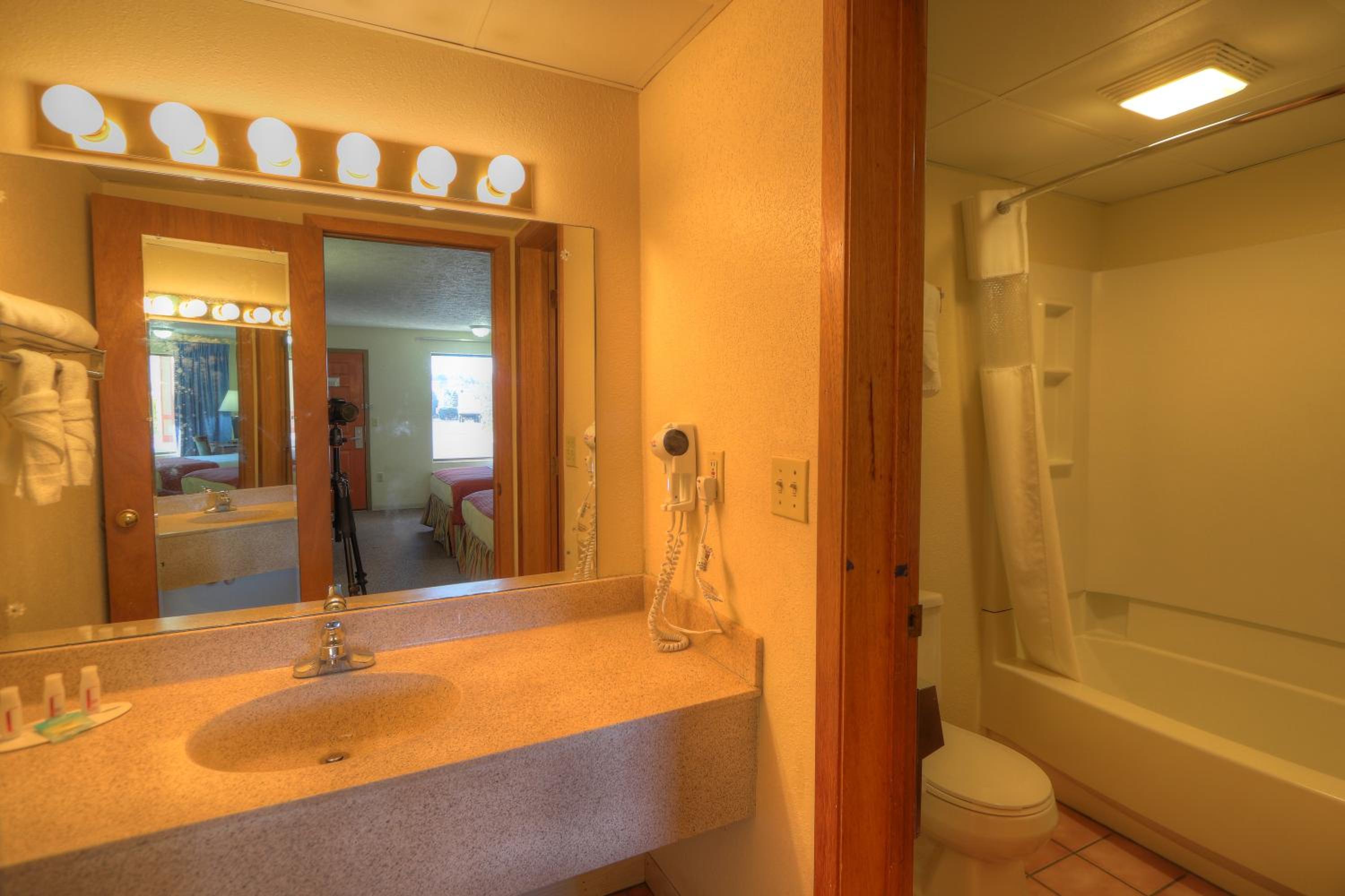 Queen Room with Two Queen Beds - Non-Smoking - Photo 3