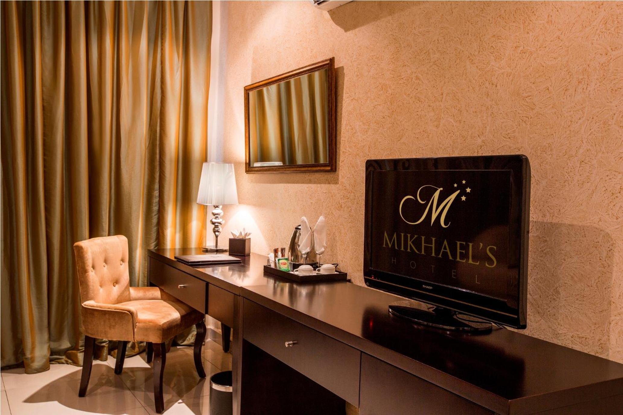 Queen Suite with Spa Bath