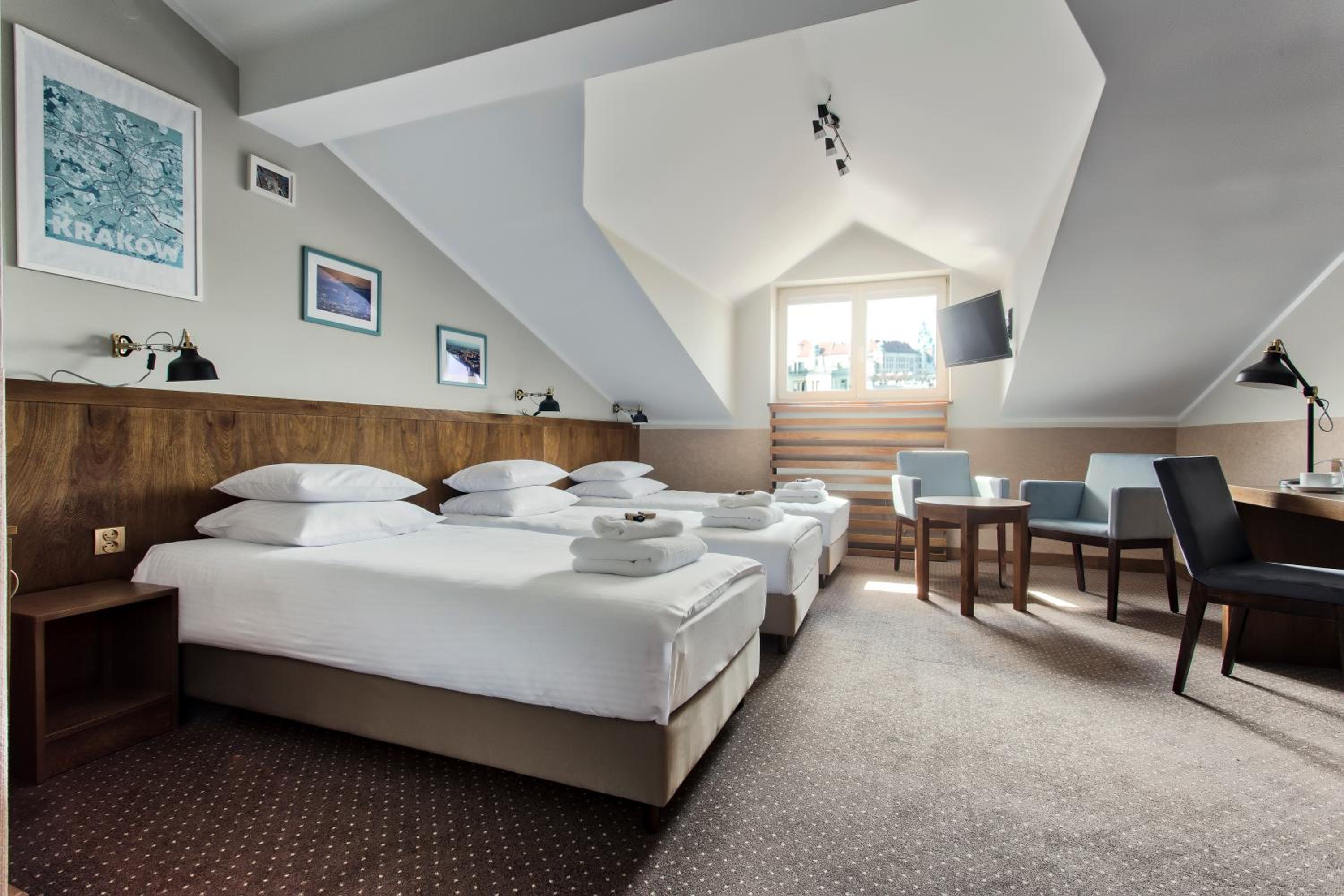Classic Triple Room with City View - Photo 1