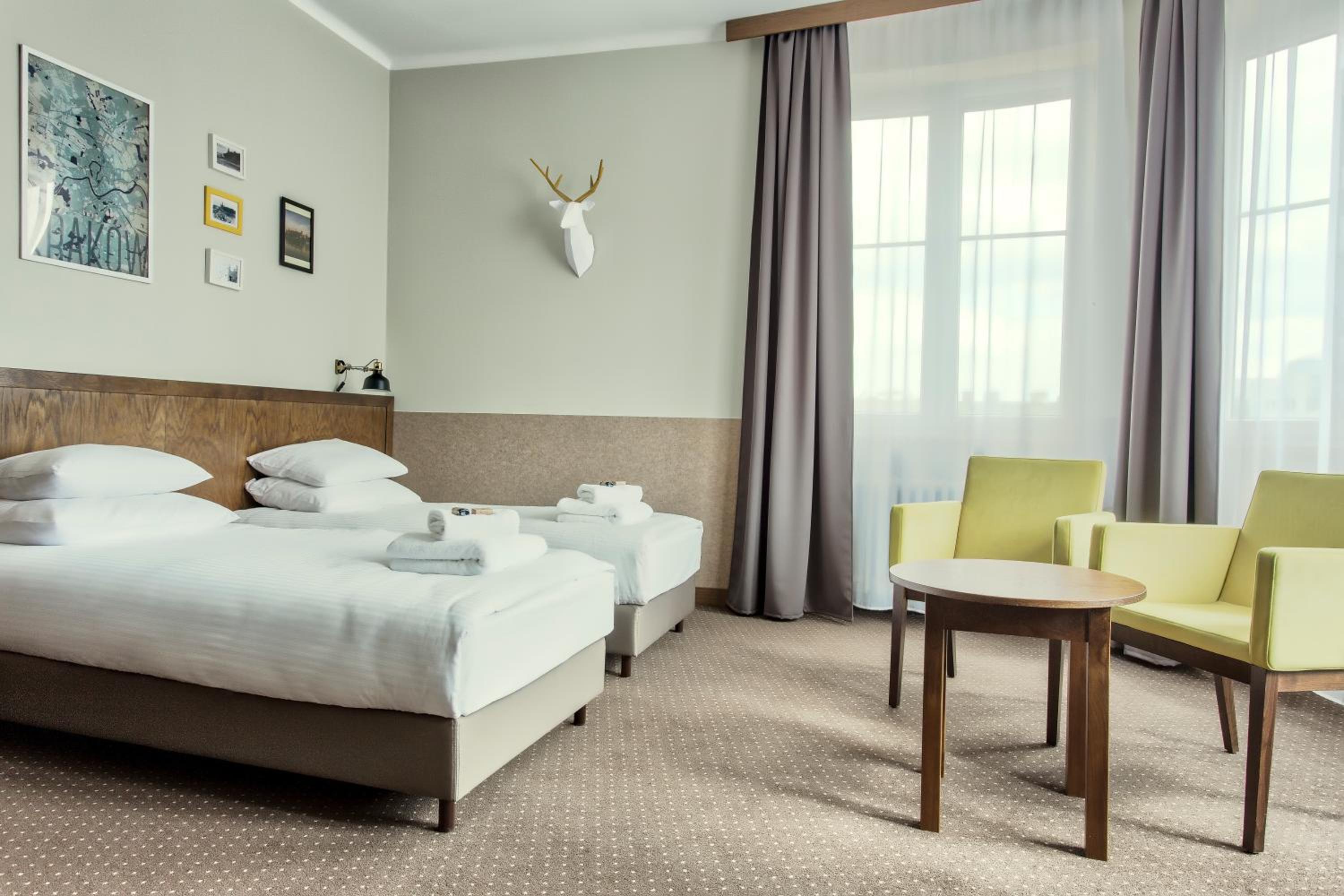 Classic Quadruple Room with City View - Photo 8