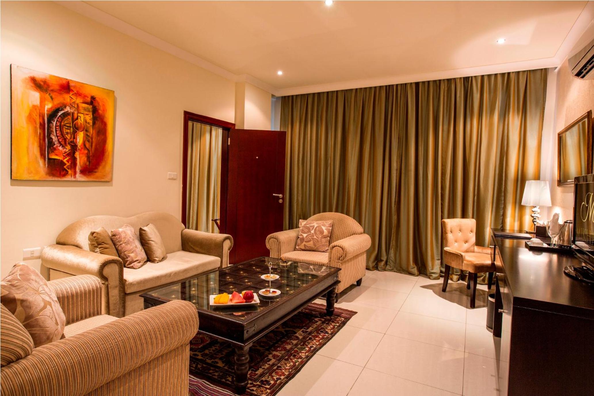 Queen Suite with Spa Bath photo 3