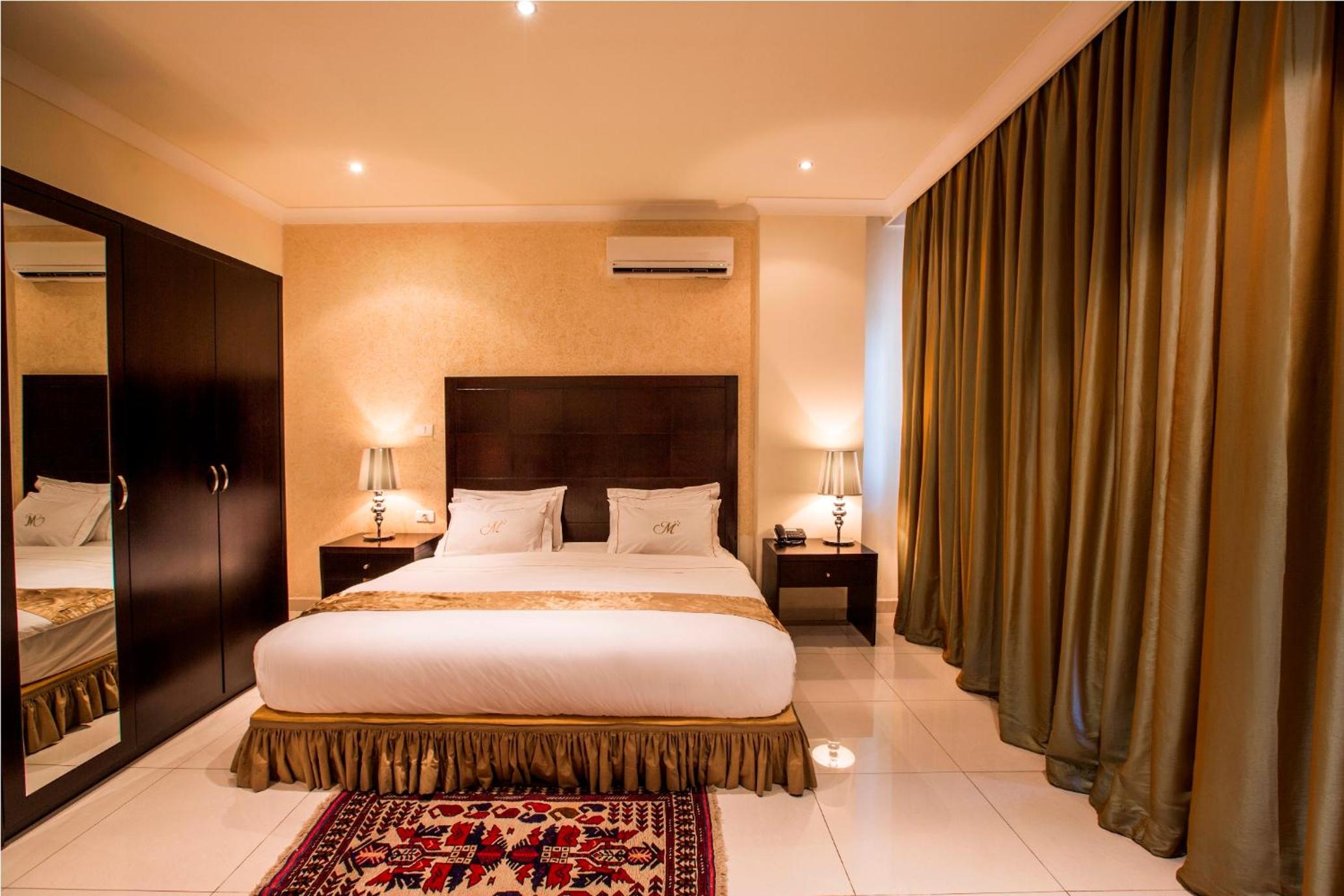 Queen Suite with Spa Bath photo 2