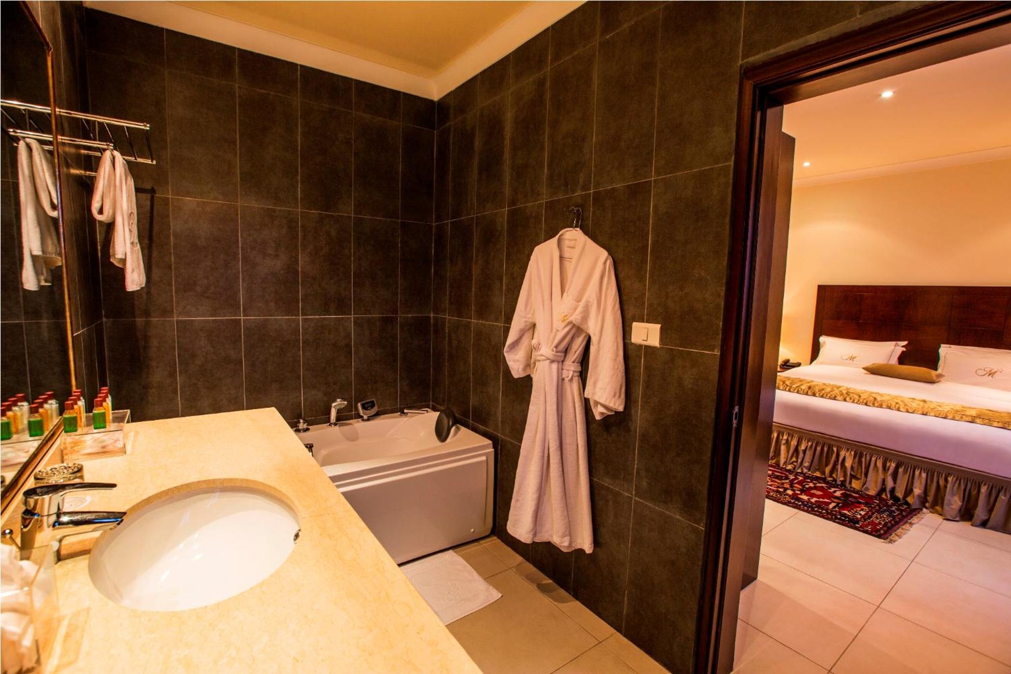 Queen Suite with Spa Bath