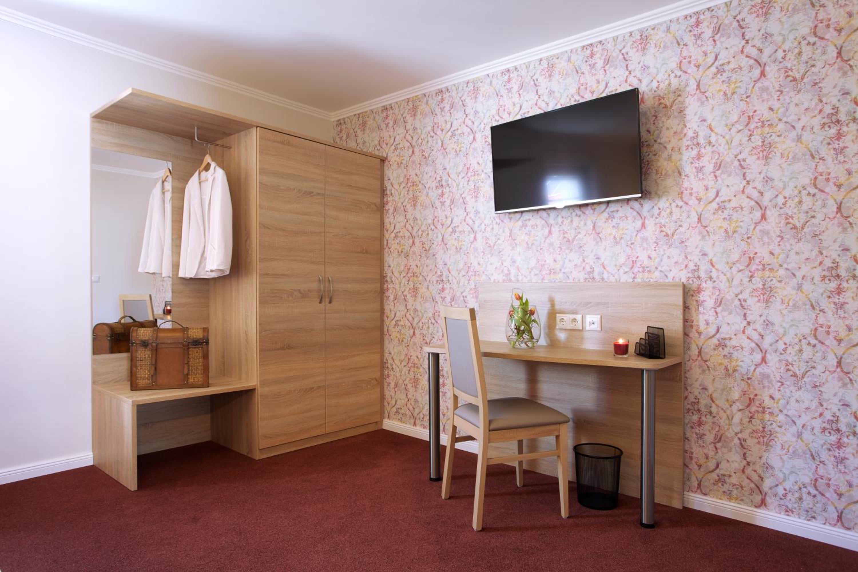 Double Room with Private Bathroom - Photo 3