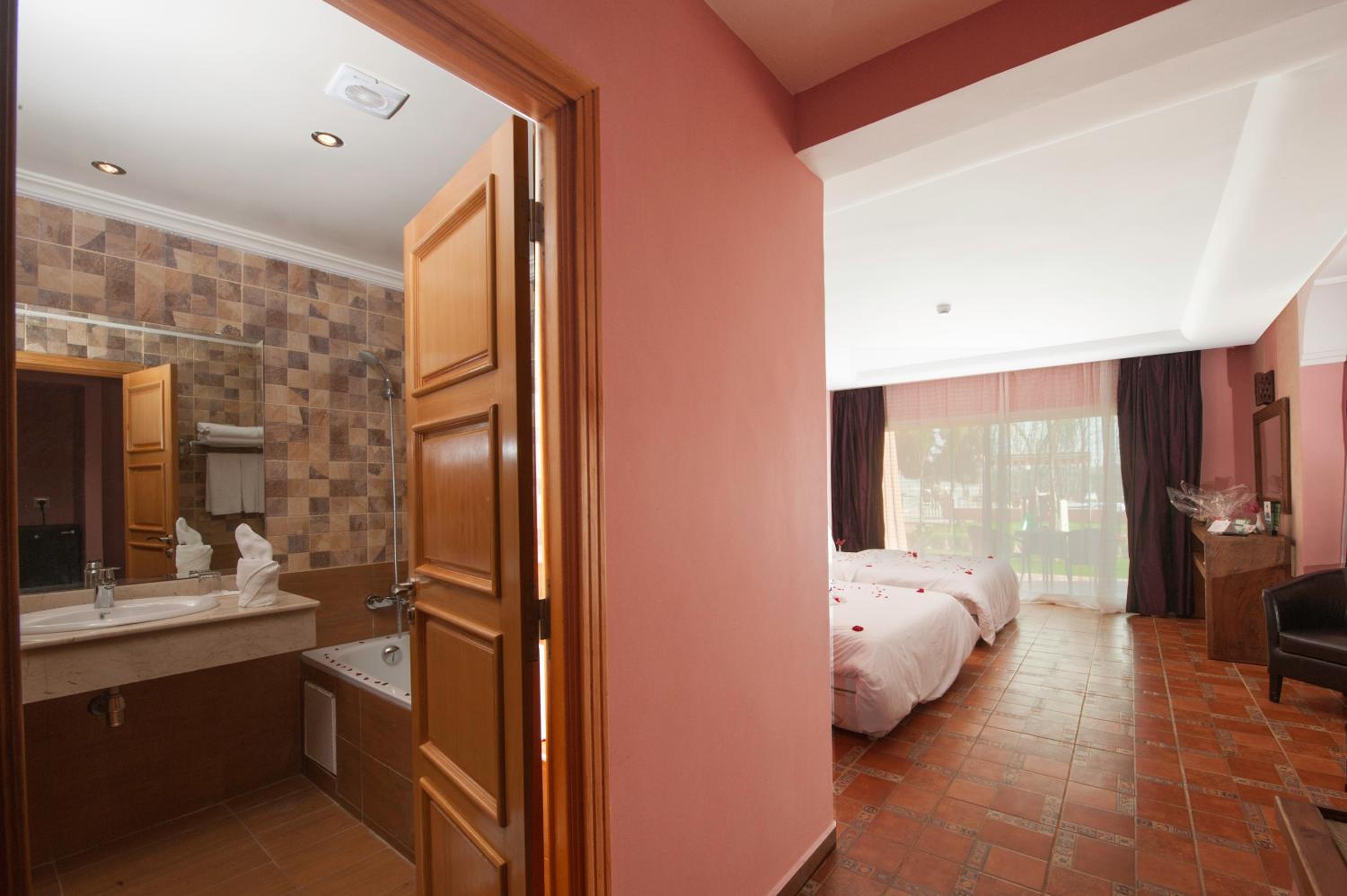 Large Double Room - Photo 6