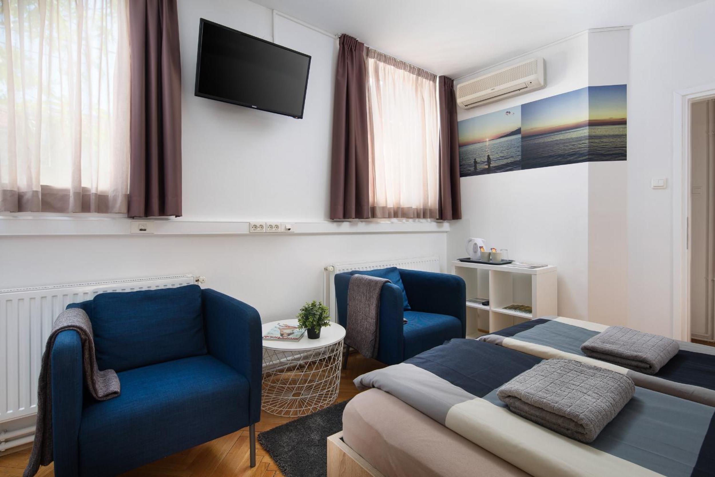 Deluxe Double Room with Extra Bed - Photo 4