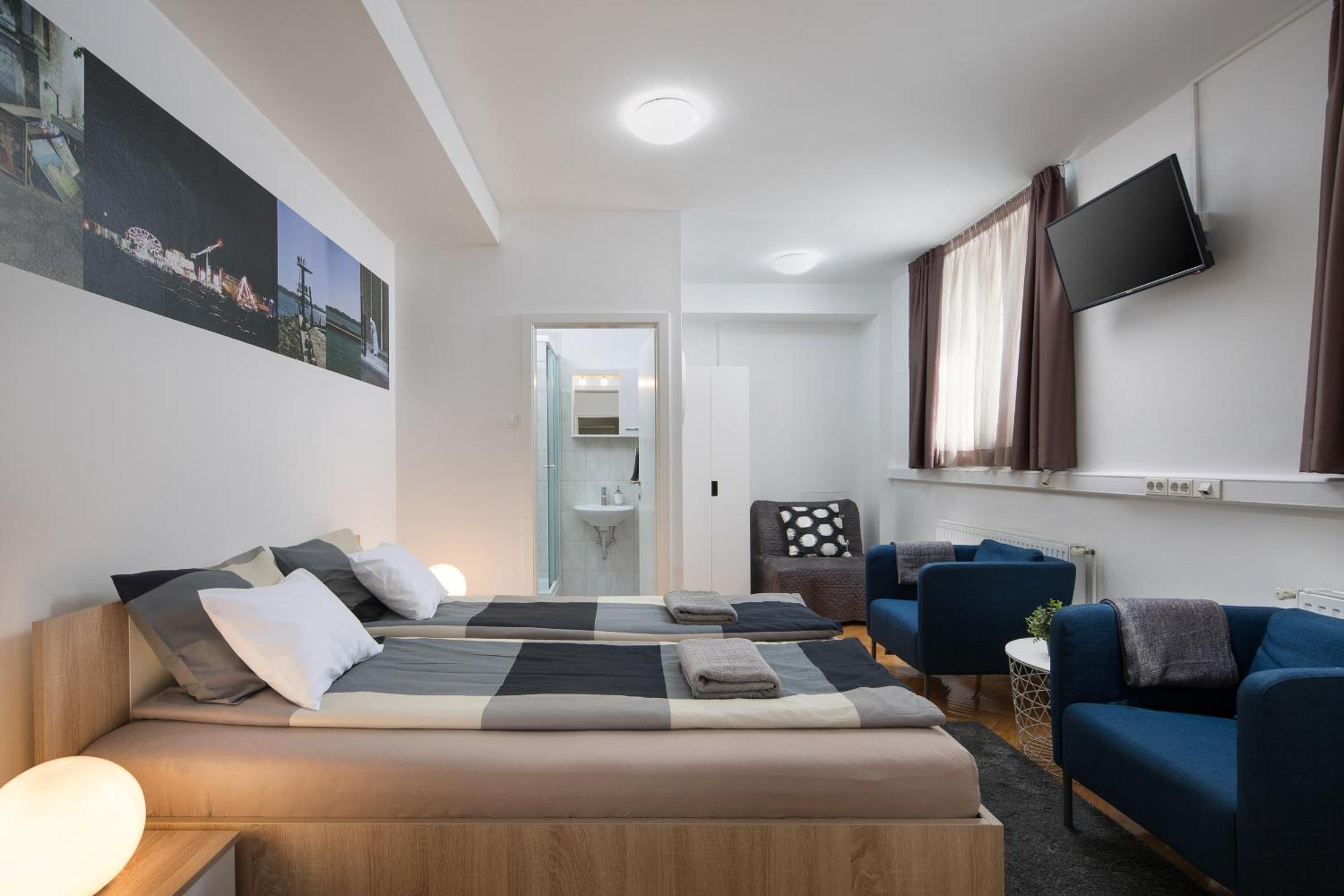 Deluxe Double Room with Extra Bed - Photo 12