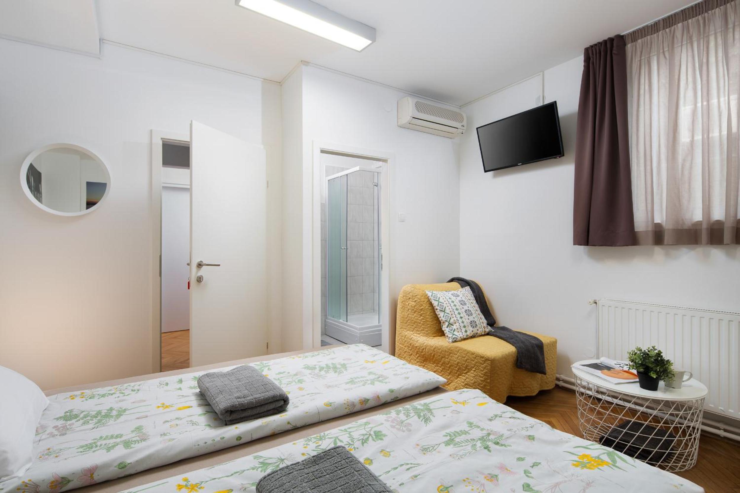 Deluxe Double Room with Extra Bed - Photo 6