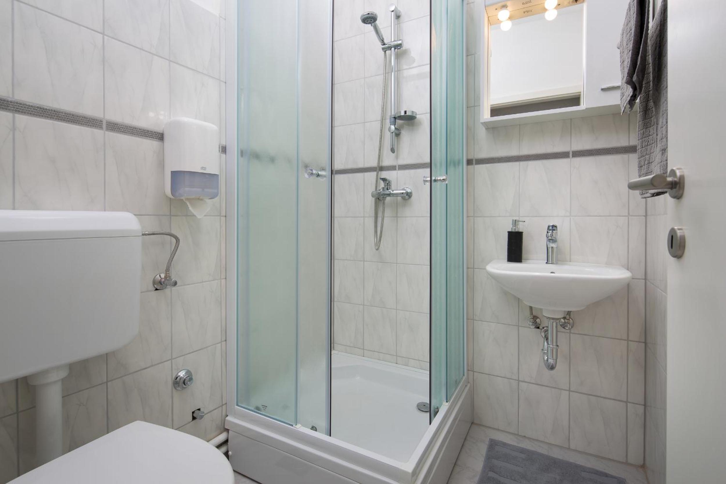 Deluxe Double Room with Extra Bed - Photo 8
