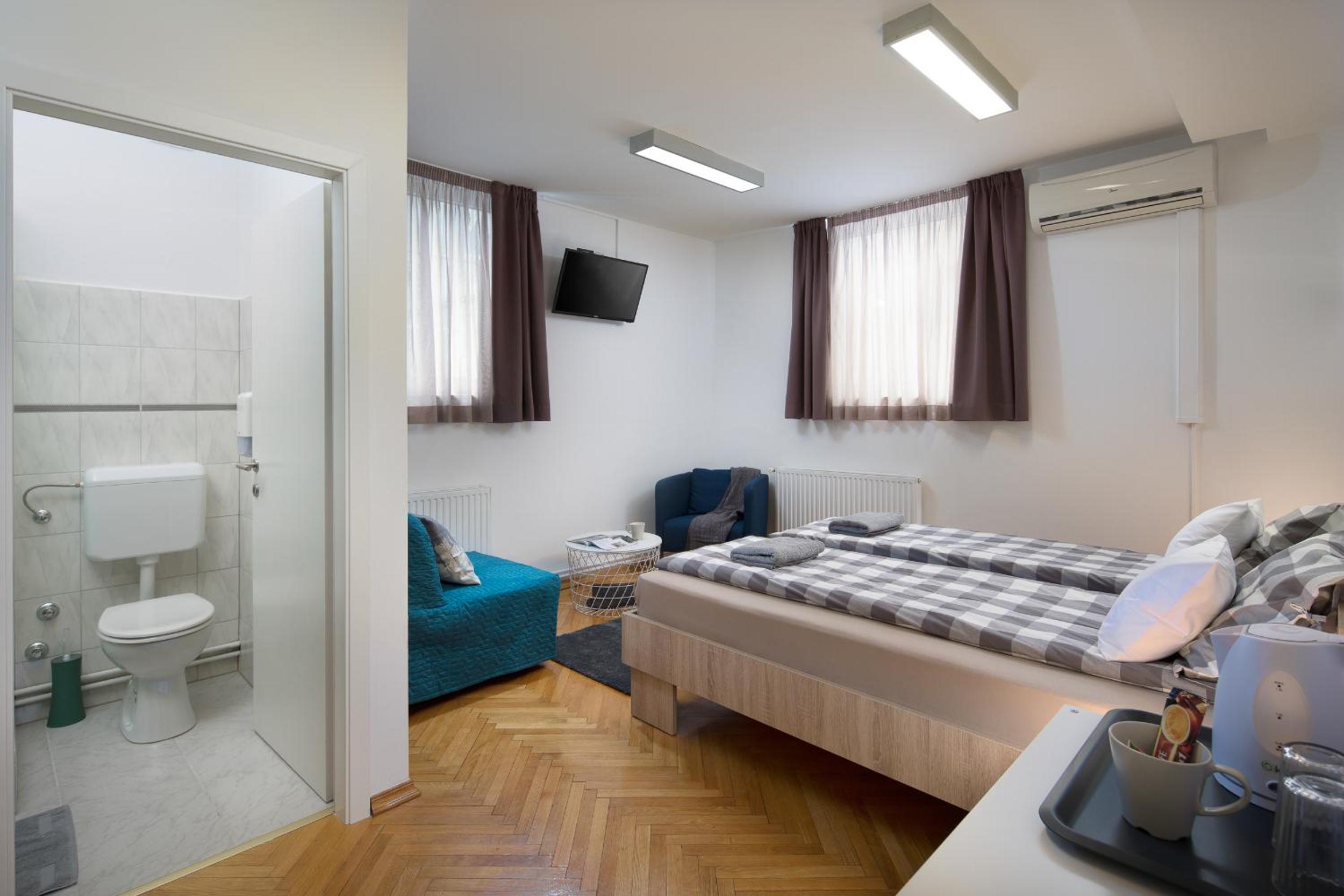 Deluxe Double Room with Extra Bed - Photo 7