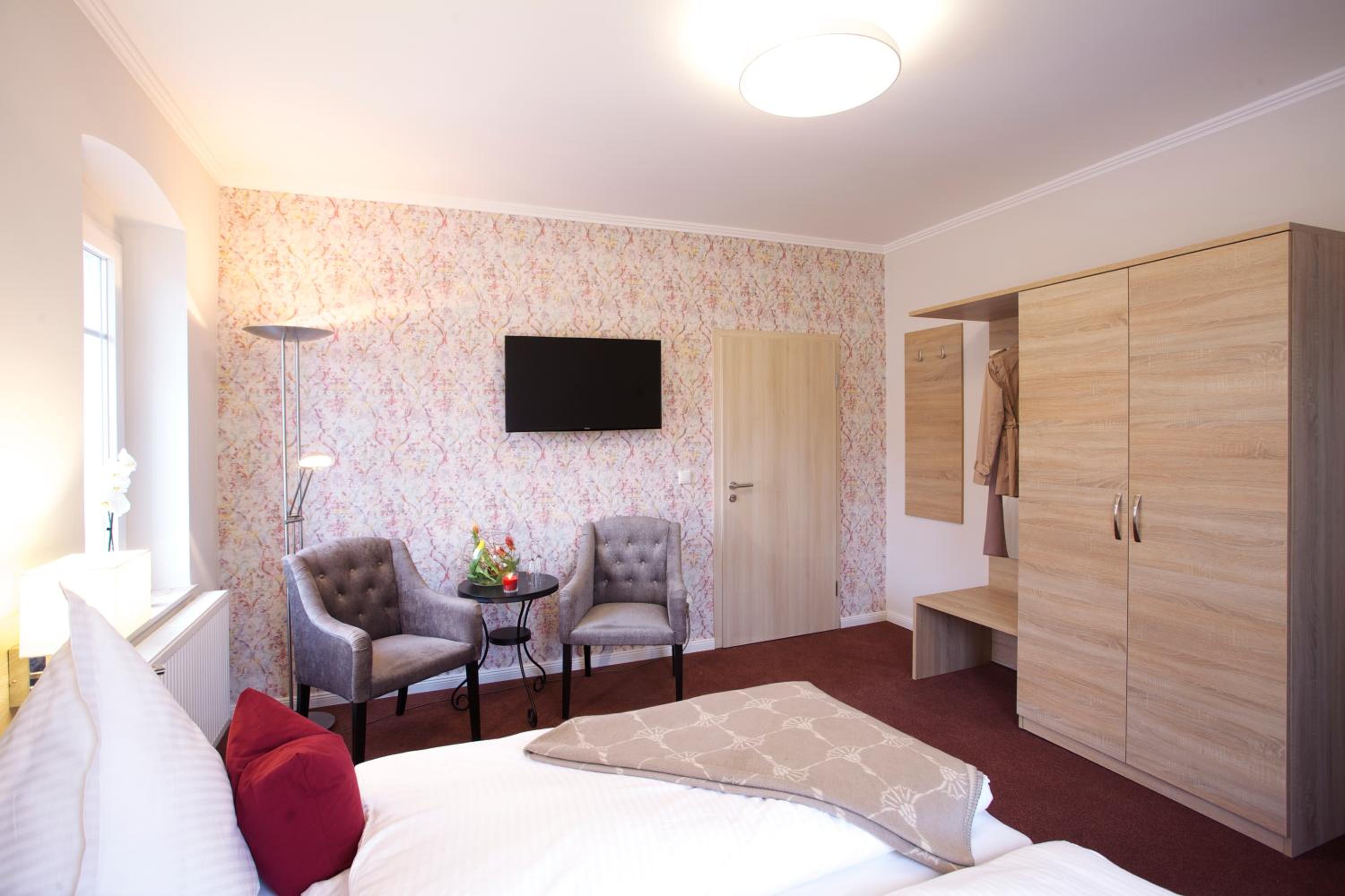 Double Room with Private Bathroom - Photo 9