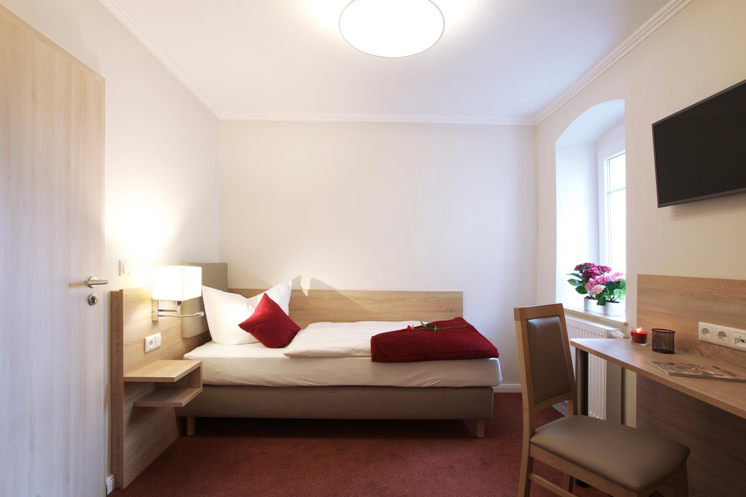 Single Room with Private Bathroom photo 3
