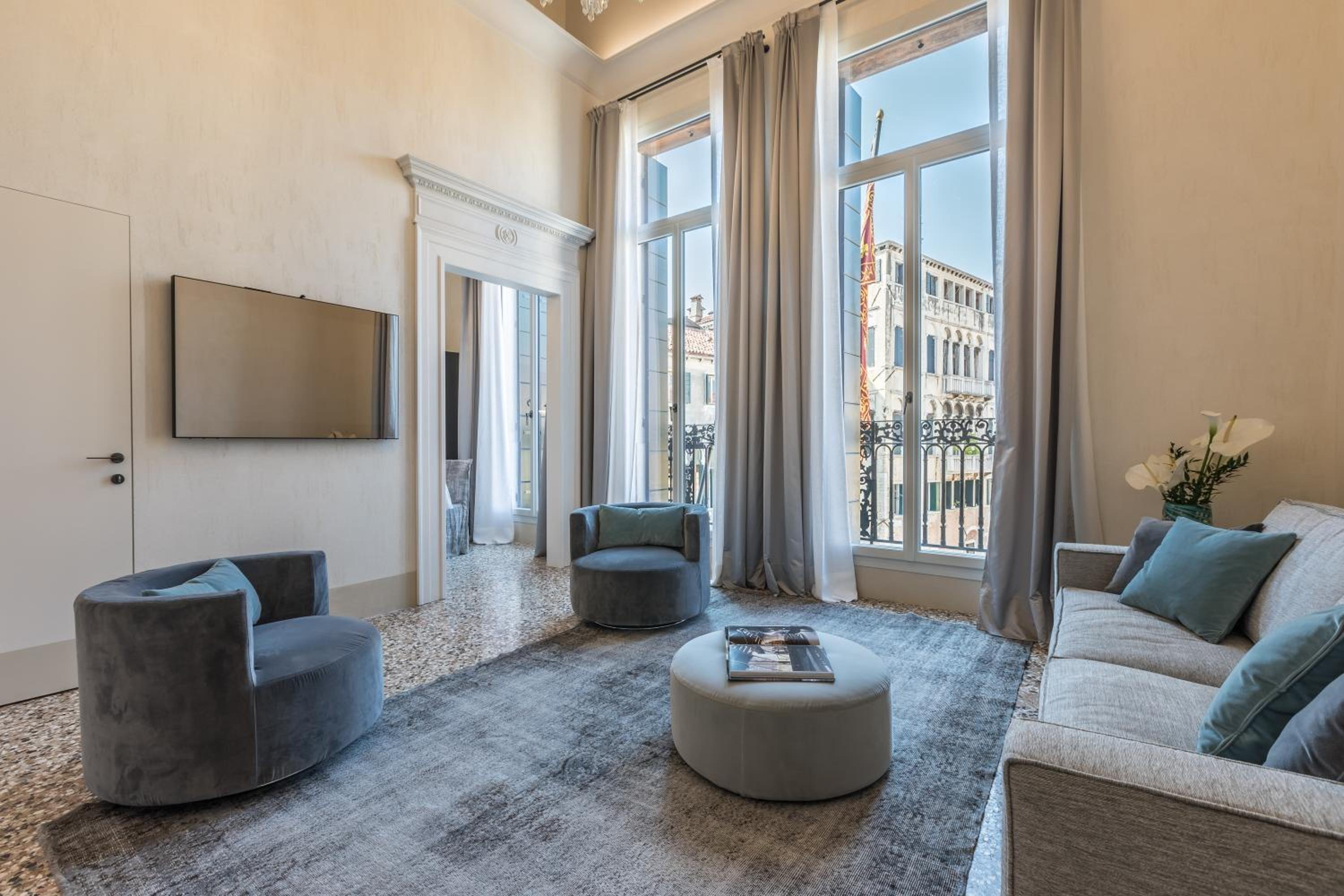 Deluxe Apartment with Balcony and Canal View