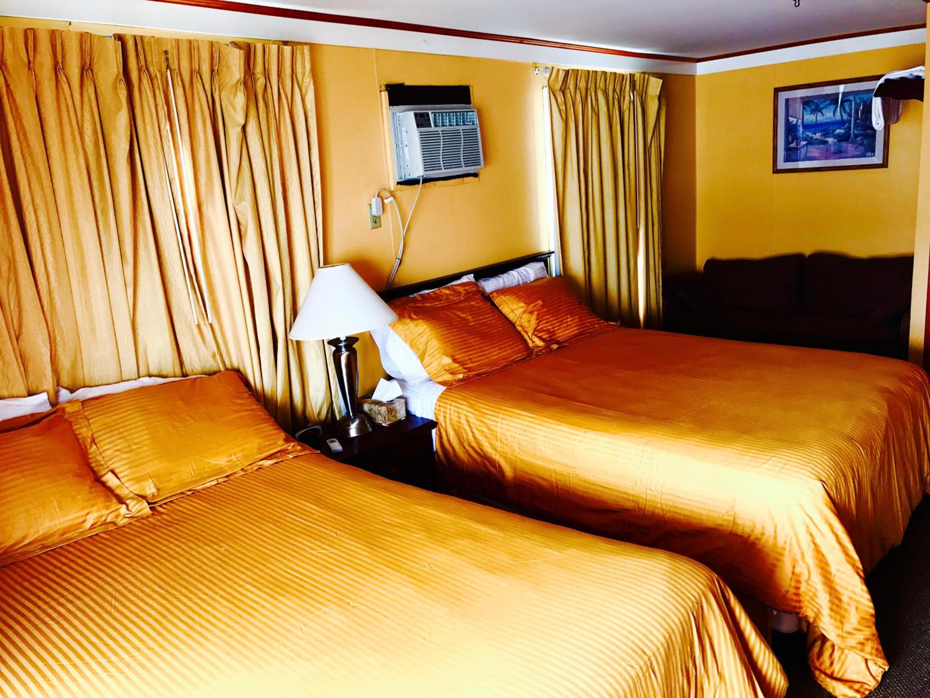 Queen Room with Two Queen Beds and Sofa Bed with Sea View photo 2