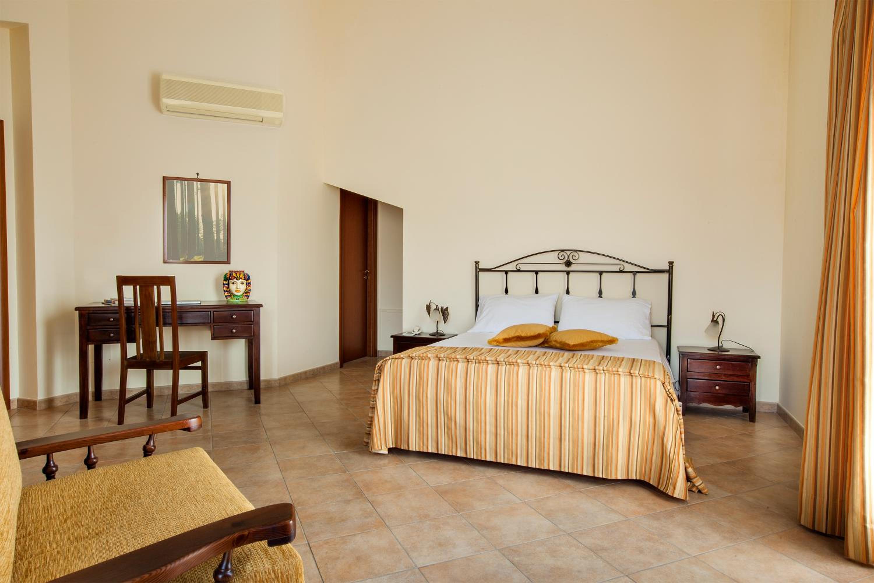 Quadruple Room with Balcony - Photo 3