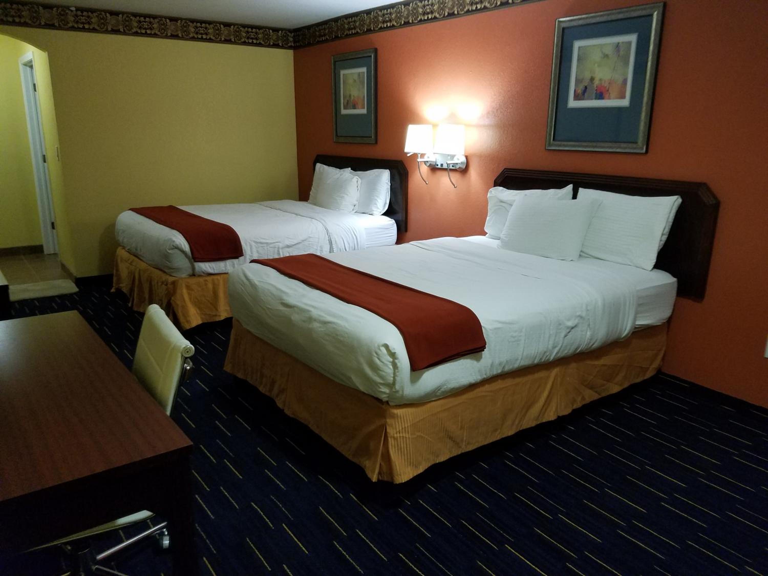 Queen Room with Two Queen Beds photo 1