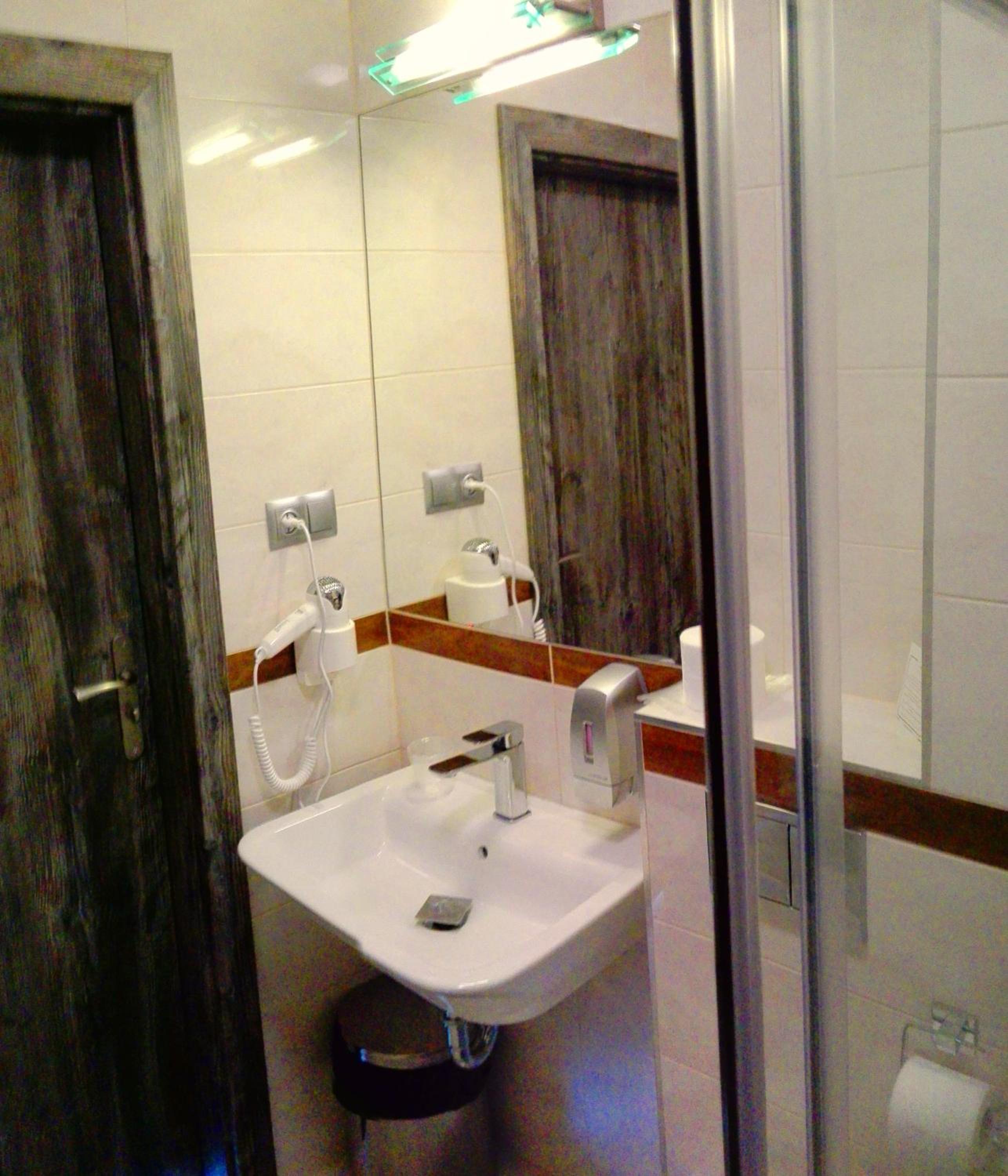 Deluxe Queen Room with Two Queen Beds - Photo 9