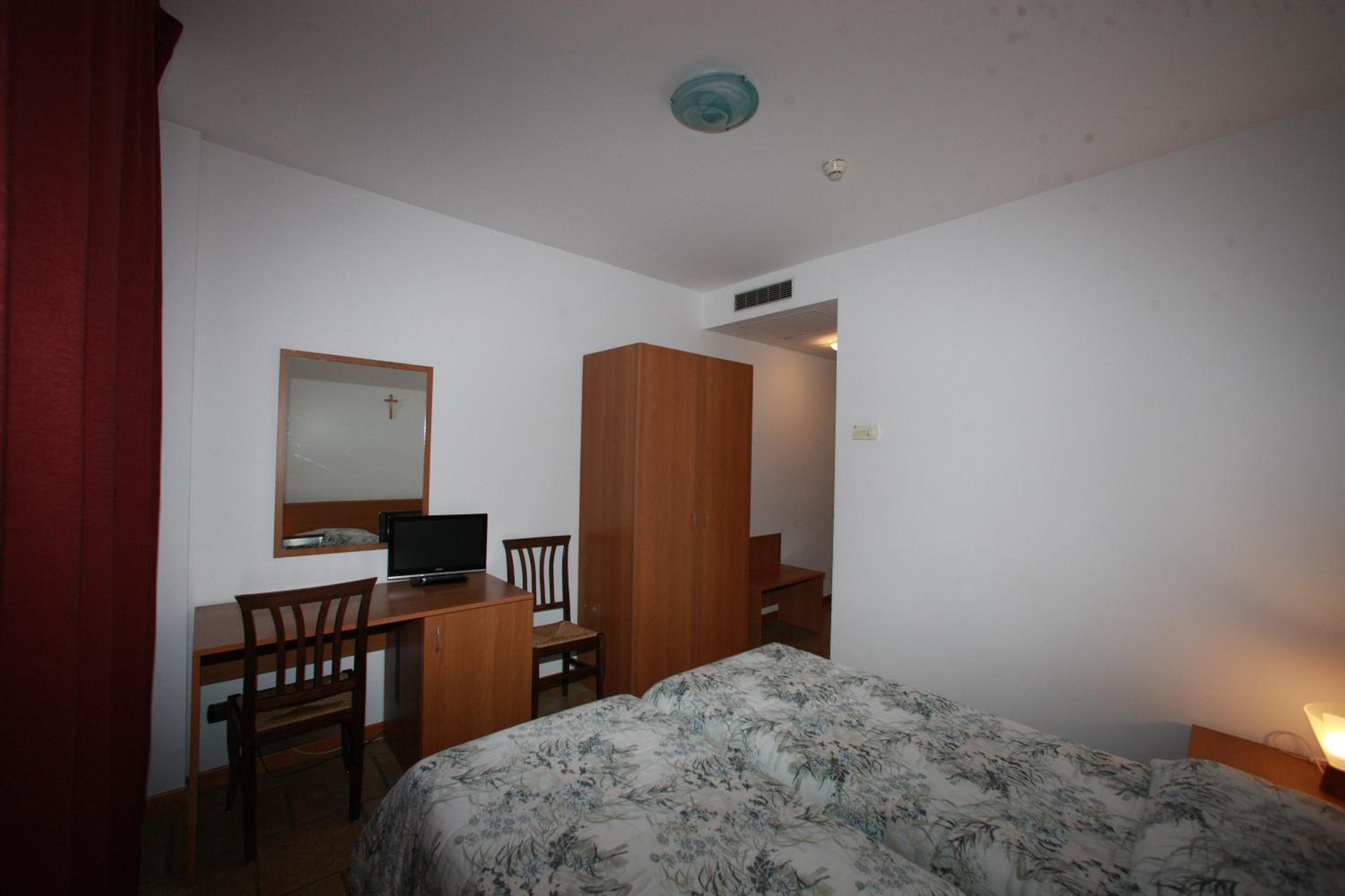 Double or Twin Room - Photo 16