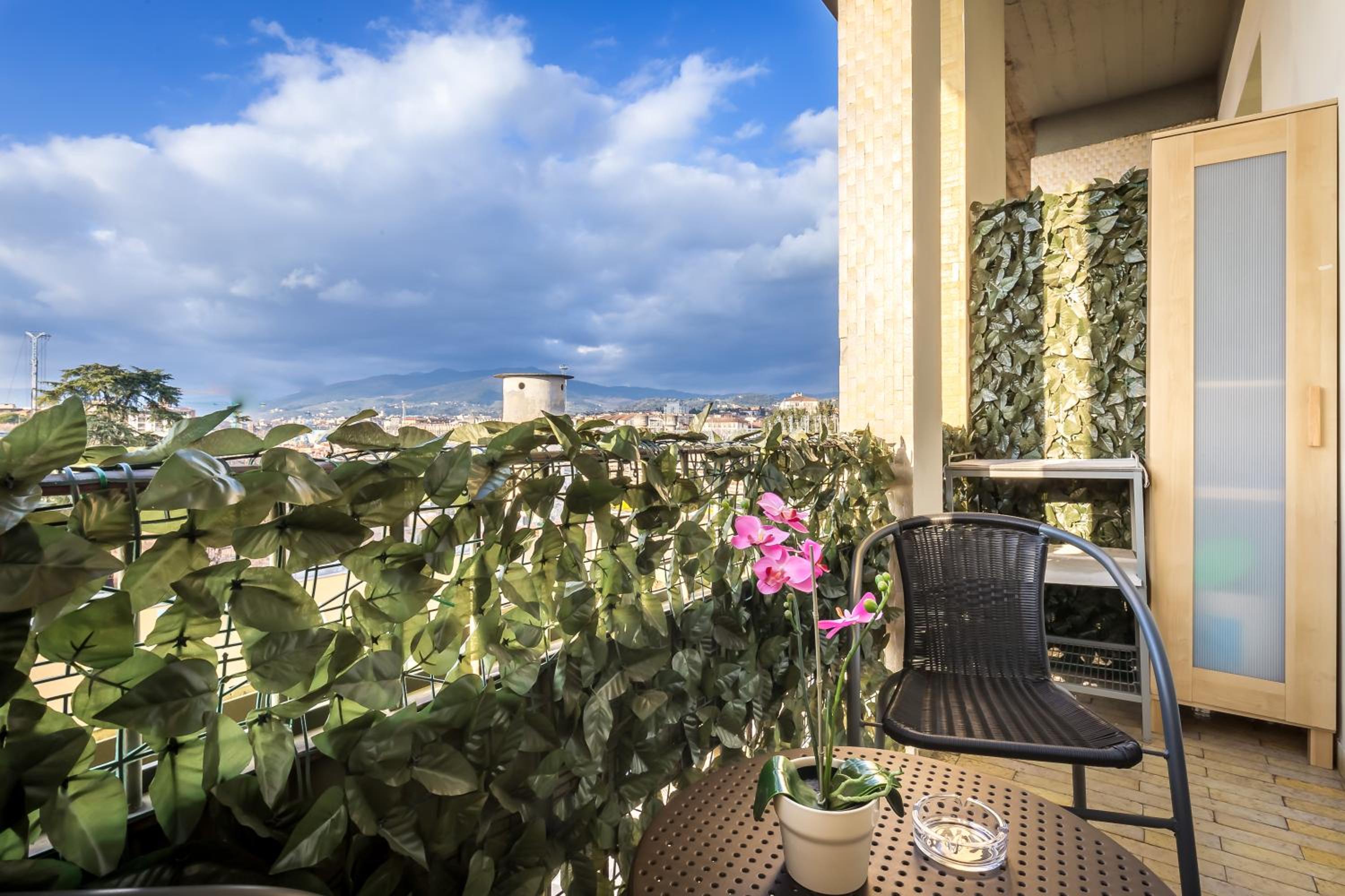 Family Room with Balcony photo 3