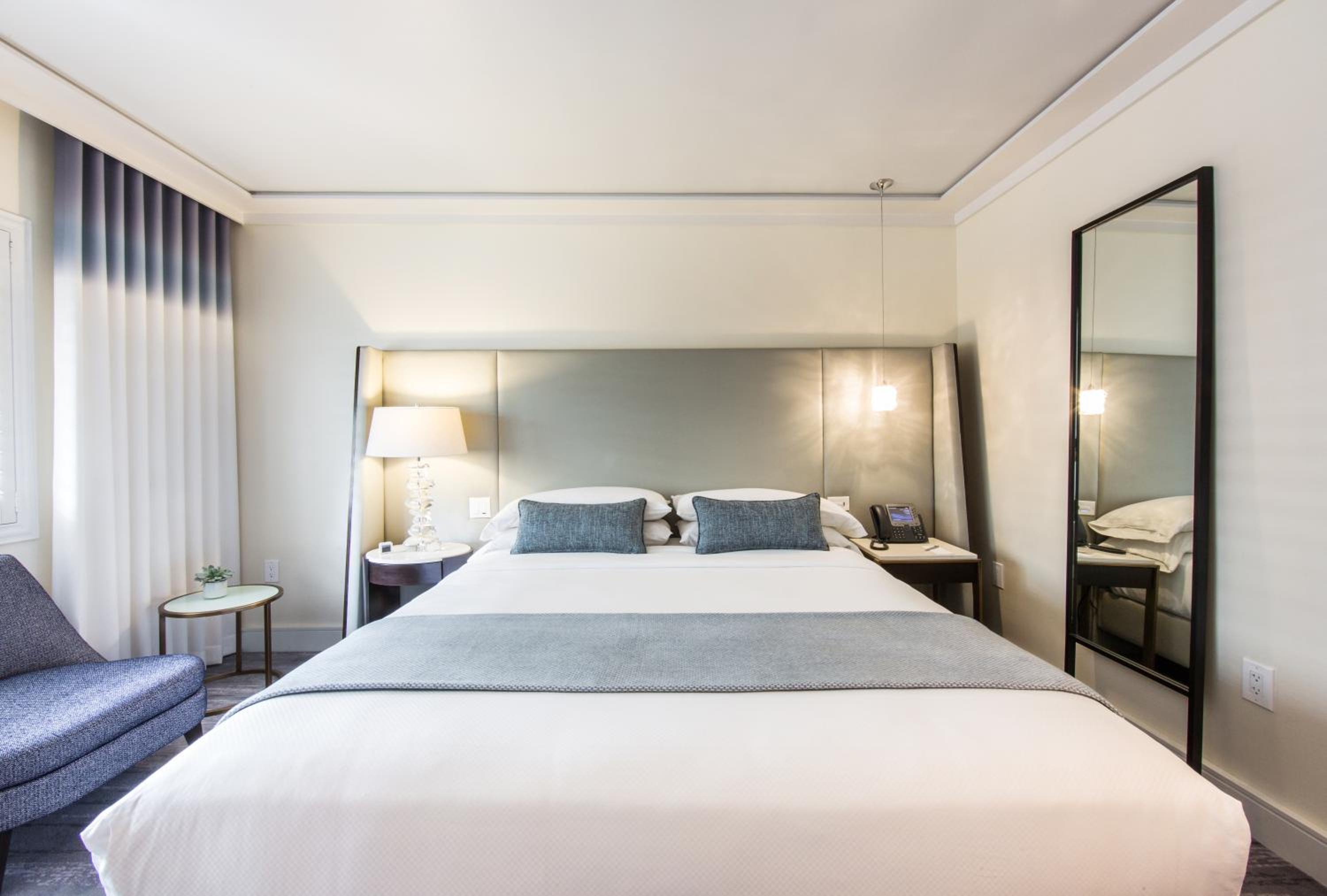 Superior King Room thumbnail 6