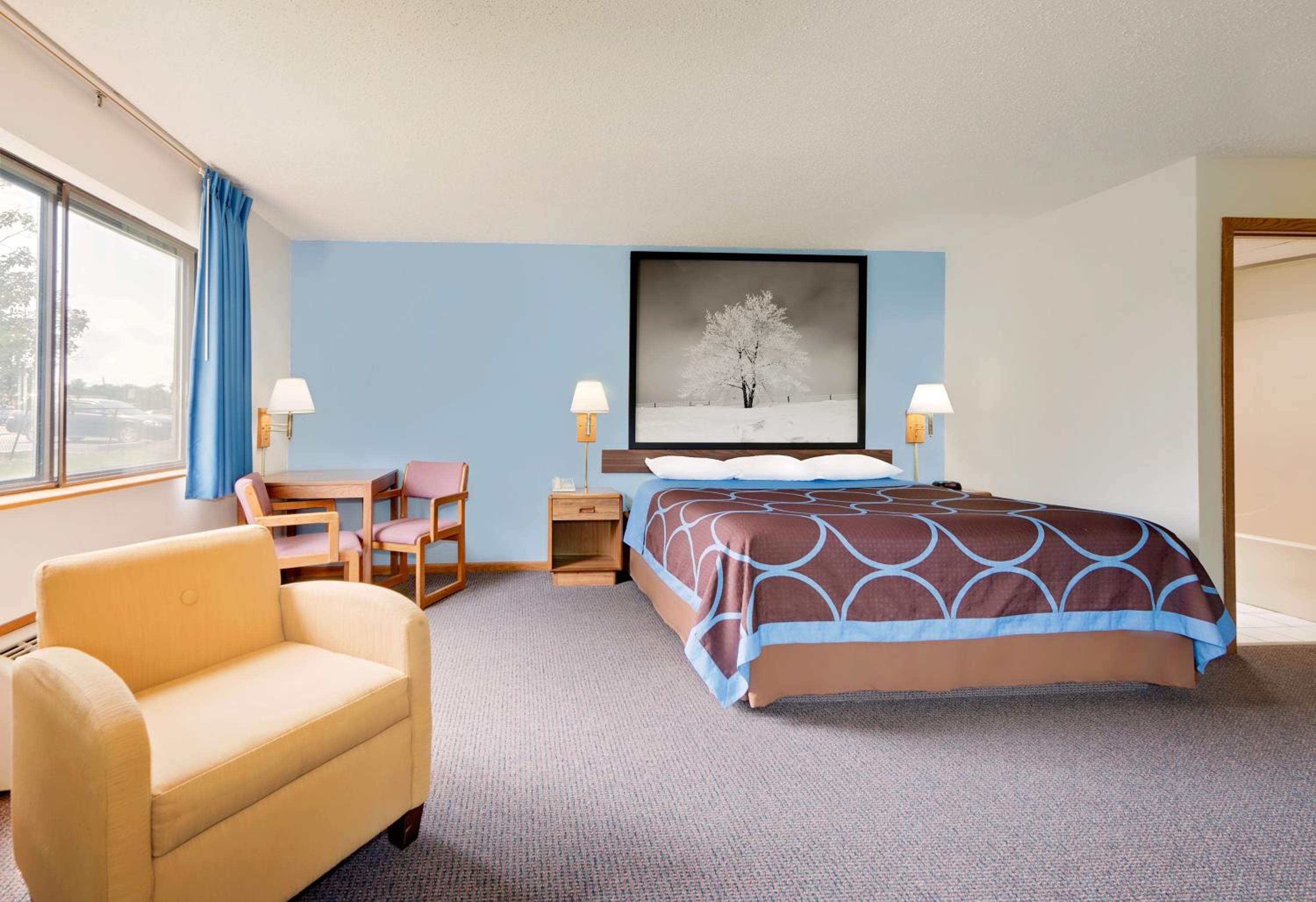Deluxe King Room - Non-Smoking - Photo 3